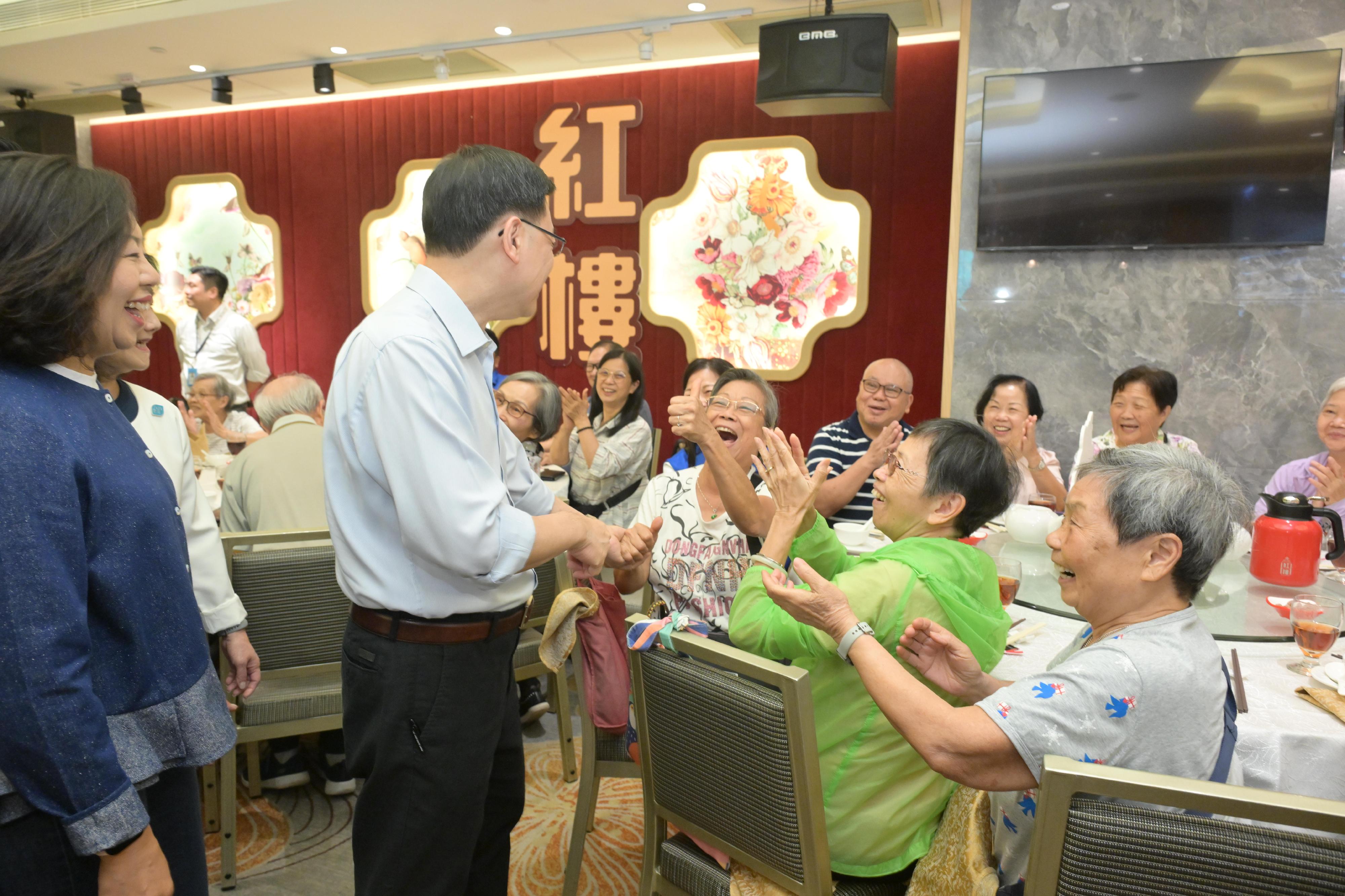 The Chief Executive, Mr John Lee, visited Wong Tai Sin District today (September 14) to gather public views on the upcoming Policy Address. Photo shows Mr Lee (second left) interacting with members of the public in a local Chinese restaurant. Looking on is the Secretary for Home and Youth Affairs, Miss Alice Mak (first left).
