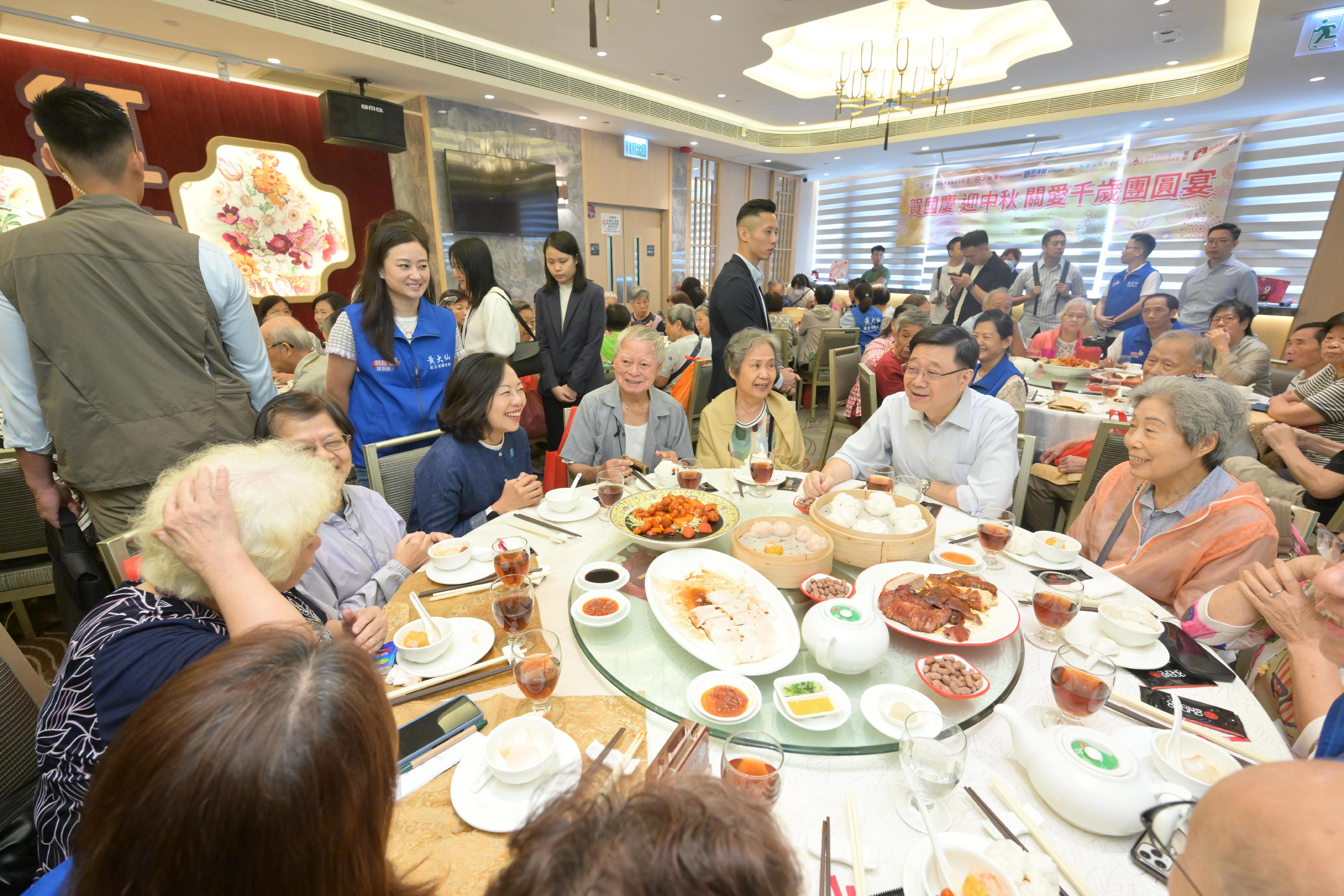 The Chief Executive, Mr John Lee, visited Wong Tai Sin District today (September 14) to gather public views on the upcoming Policy Address. Photo shows Mr Lee (second right) interacting with members of the public in a local Chinese restaurant. Looking on is the Secretary for Home and Youth Affairs, Miss Alice Mak (fifth right).