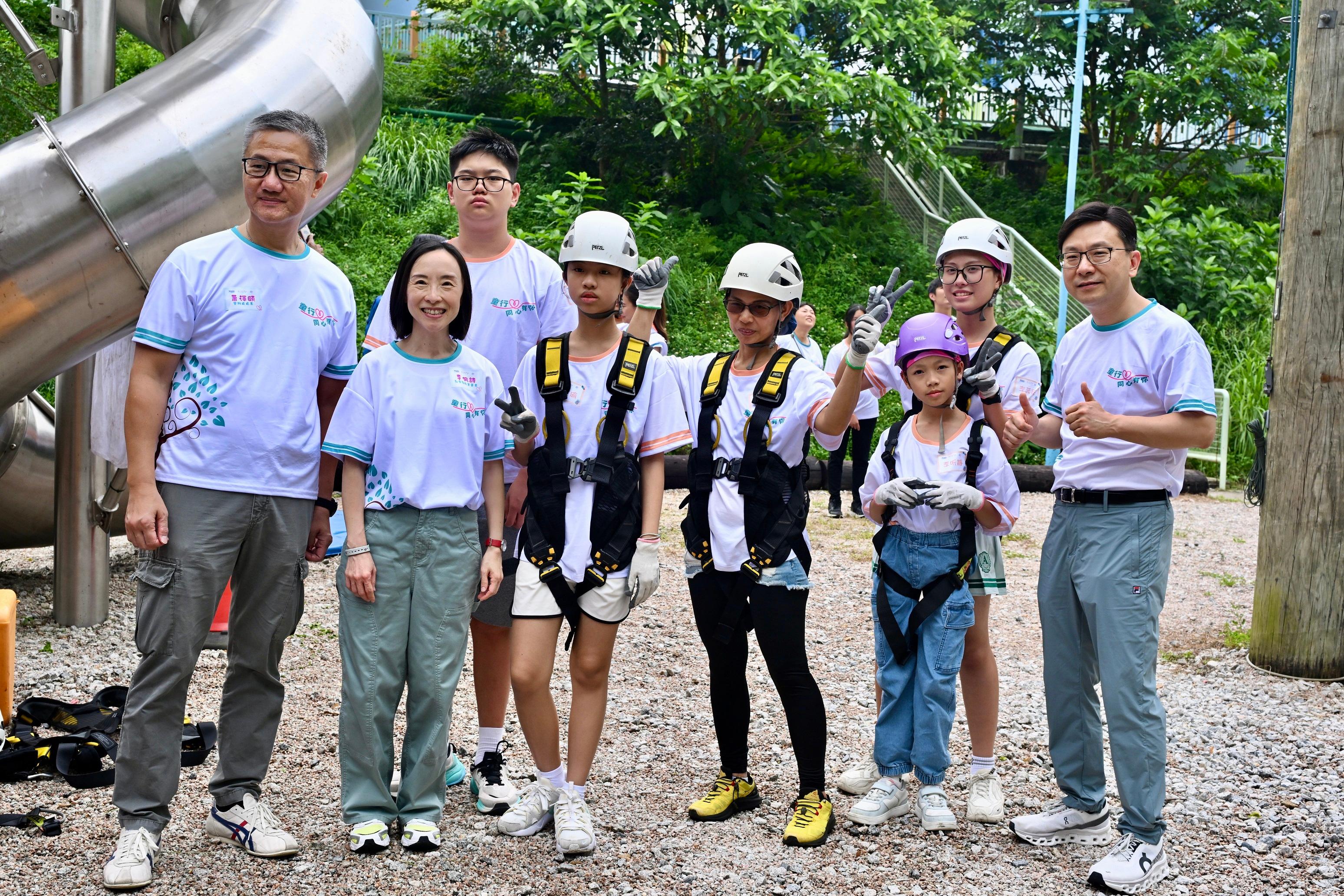 儿童事务委员会、香港警务处和社会福利署今日（九月十四日）在八乡少年警讯永久活动中心暨青少年综合训练营合办「童行․同心․有你」一家大细「营」中秋持份者交流活动。劳工及福利局局长兼儿童事务委员会副主席孙玉菡、警务处处长萧泽颐及社会福利署署长李佩诗一同出席活动。图示孙玉菡（右一）、萧泽颐（左一）及李佩诗（左二）与参加历奇活动的儿童合照。


