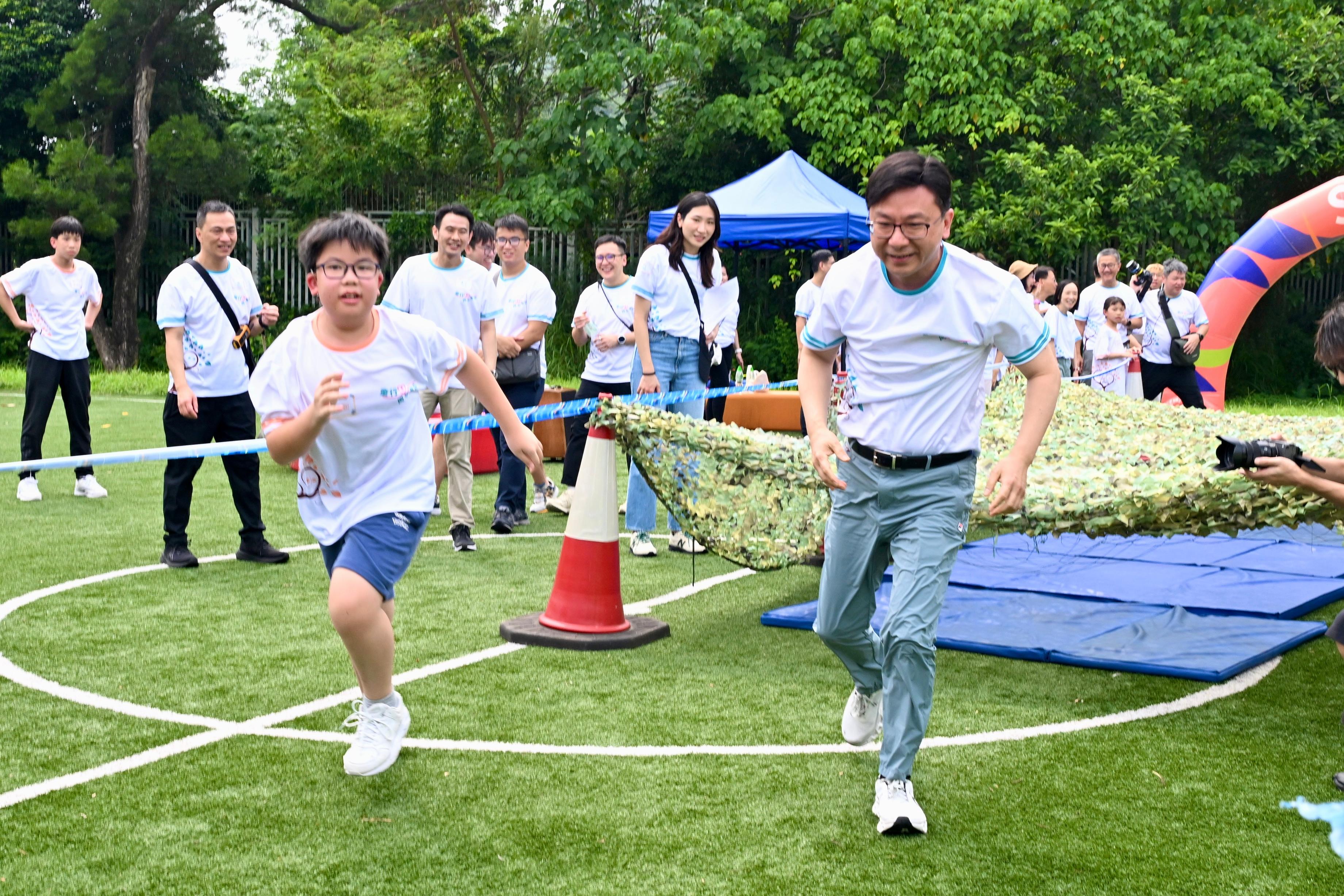 儿童事务委员会、香港警务处和社会福利署今日（九月十四日）在八乡少年警讯永久活动中心暨青少年综合训练营合办「童行․同心․有你」一家大细「营」中秋持份者交流活动。劳工及福利局局长兼儿童事务委员会副主席孙玉菡、警务处处长萧泽颐及社会福利署署长李佩诗一同出席活动。图示孙玉菡（右）参与历奇活动。

