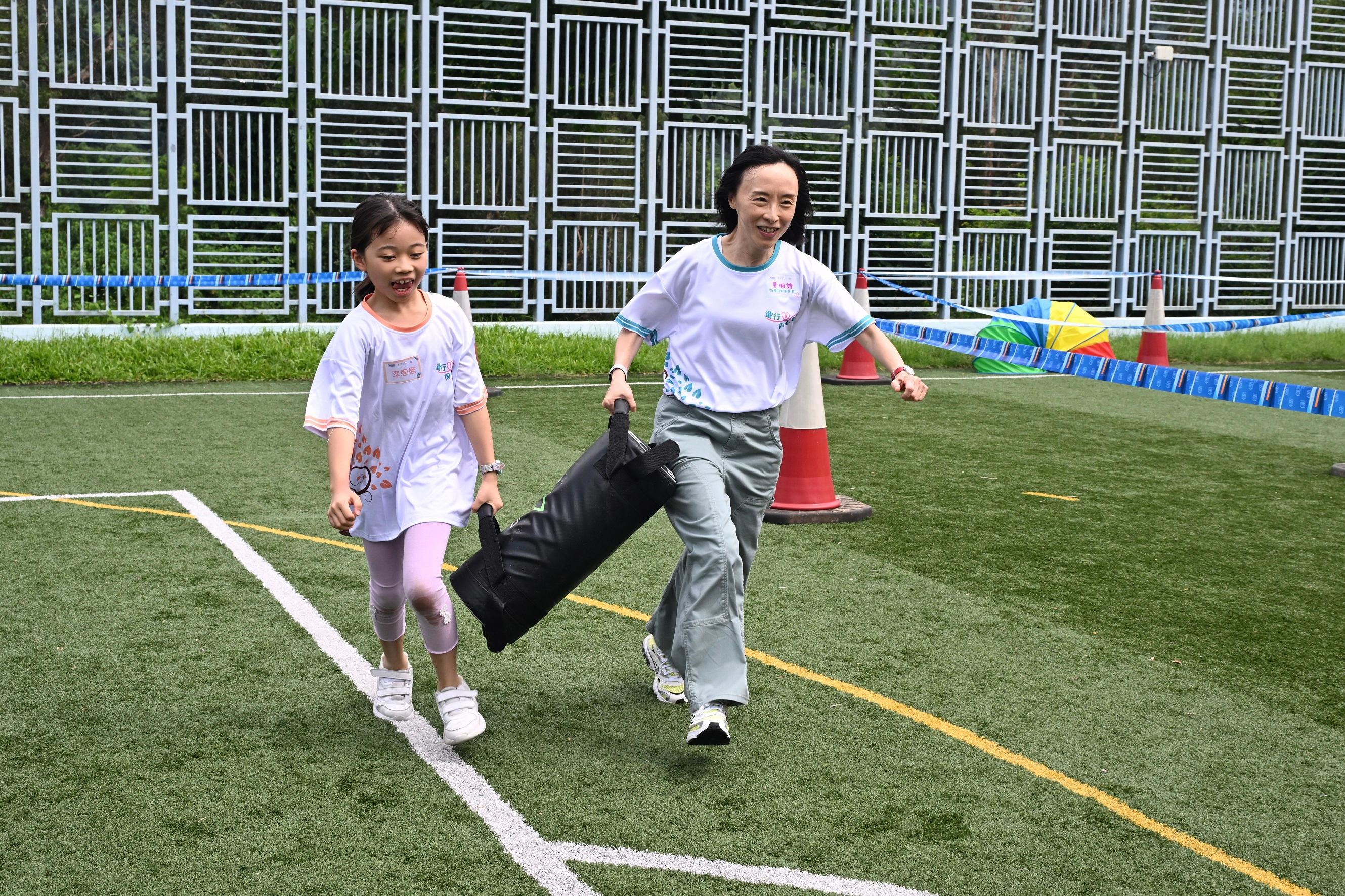 儿童事务委员会、香港警务处和社会福利署今日（九月十四日）在八乡少年警讯永久活动中心暨青少年综合训练营合办「童行․同心․有你」一家大细「营」中秋持份者交流活动。劳工及福利局局长兼儿童事务委员会副主席孙玉菡、警务处处长萧泽颐及社会福利署署长李佩诗一同出席活动。图示李佩诗（右）参与历奇活动。


