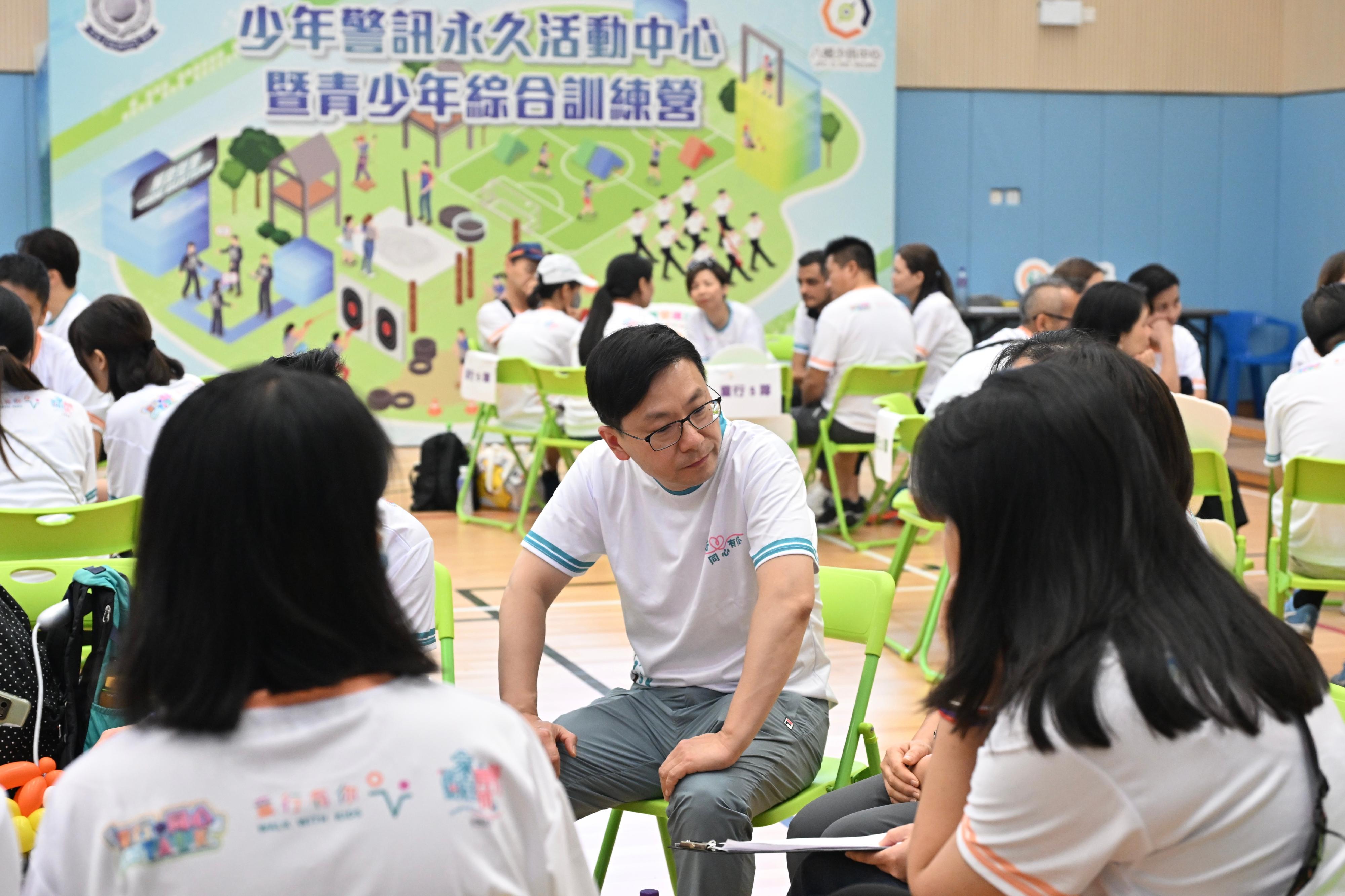 儿童事务委员会、香港警务处和社会福利署今日（九月十四日）在八乡少年警讯永久活动中心暨青少年综合训练营合办「童行․同心․有你」一家大细「营」中秋持份者交流活动。劳工及福利局局长兼儿童事务委员会副主席孙玉菡、警务处处长萧泽颐及社会福利署署长李佩诗一同出席活动。图示孙玉菡（中）在小组分享环节聆听家长分享育儿心得。

