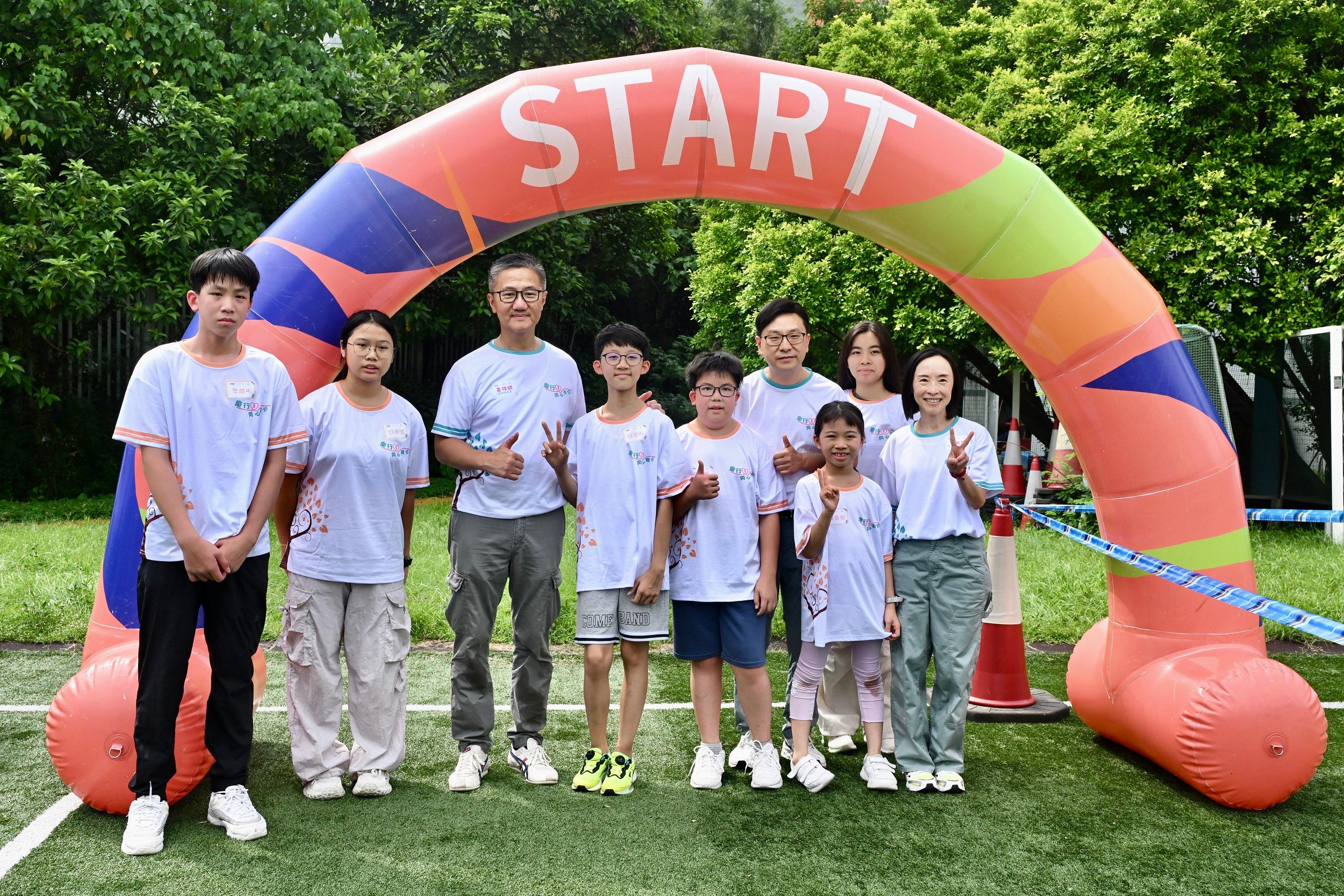 The Commission on Children (CoC), the Hong Kong Police Force and the Social Welfare Department today (September 14) jointly held the "Let's T.A.L.K. and Walk with Kids" stakeholder engagement and Mid-Autumn Festival celebration event at the Junior Police Call Permanent Activity Centre and Integrated Youth Training Camp at Pat Heung. The Secretary for Labour and Welfare and Vice-chairperson of the CoC, Mr Chris Sun; the Commissioner of Police, Mr Siu Chak-yee; and the Director of Social Welfare, Miss Charmaine Lee, joined the event. Photo shows Mr Sun (fourth right), Mr Siu (third left) and Miss Lee (first right) with children participating in adventurous activities.
