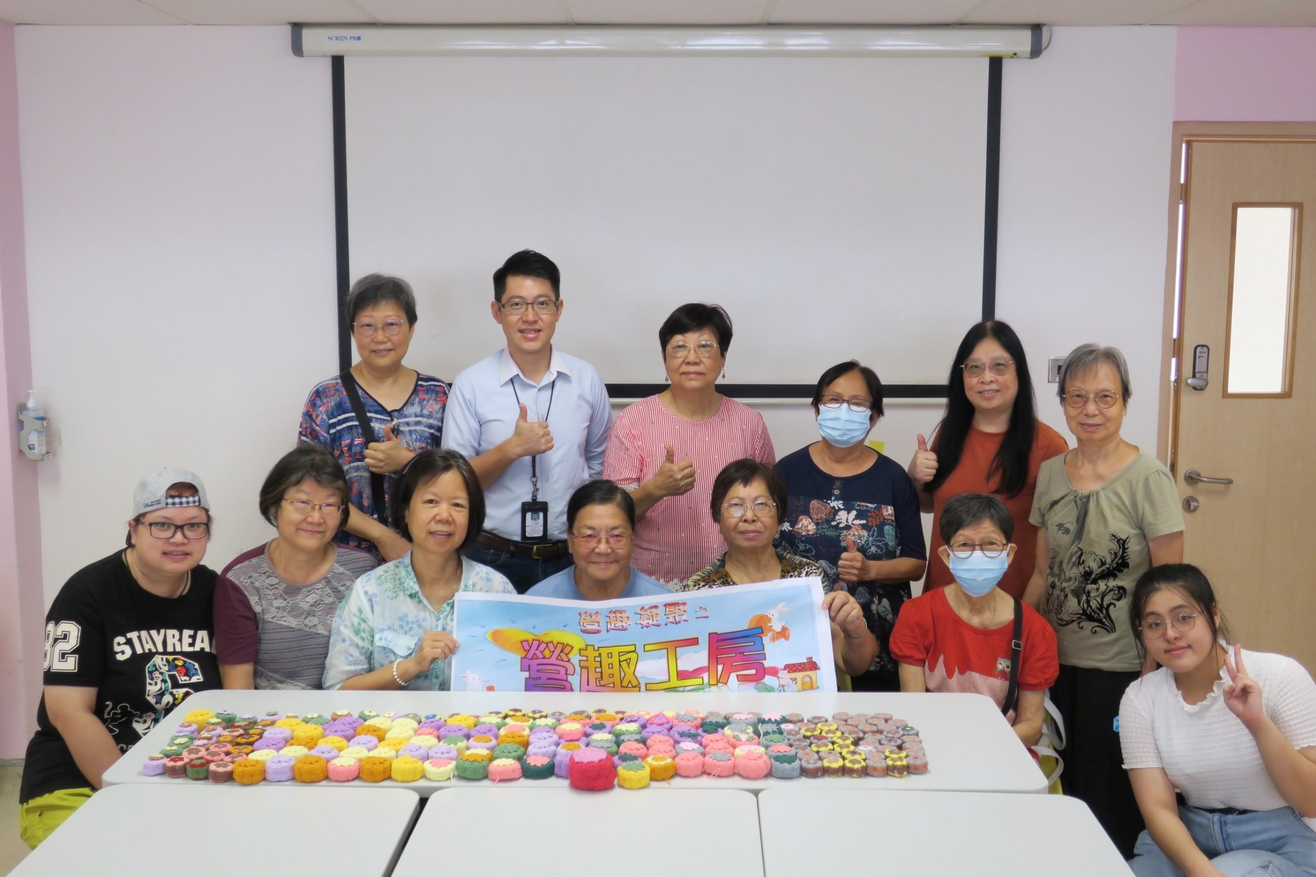 A group of volunteers from the Patient Resources Centre of Tuen Mun Hospital, who are also outpatients of the hospital, crocheted mooncake-shaped ornaments as handicrafted gifts to share their heartfelt blessings. These invaluable "handmade mooncakes" are sugar-free yet filled with delightful sweetness and love as rich as the full moon.