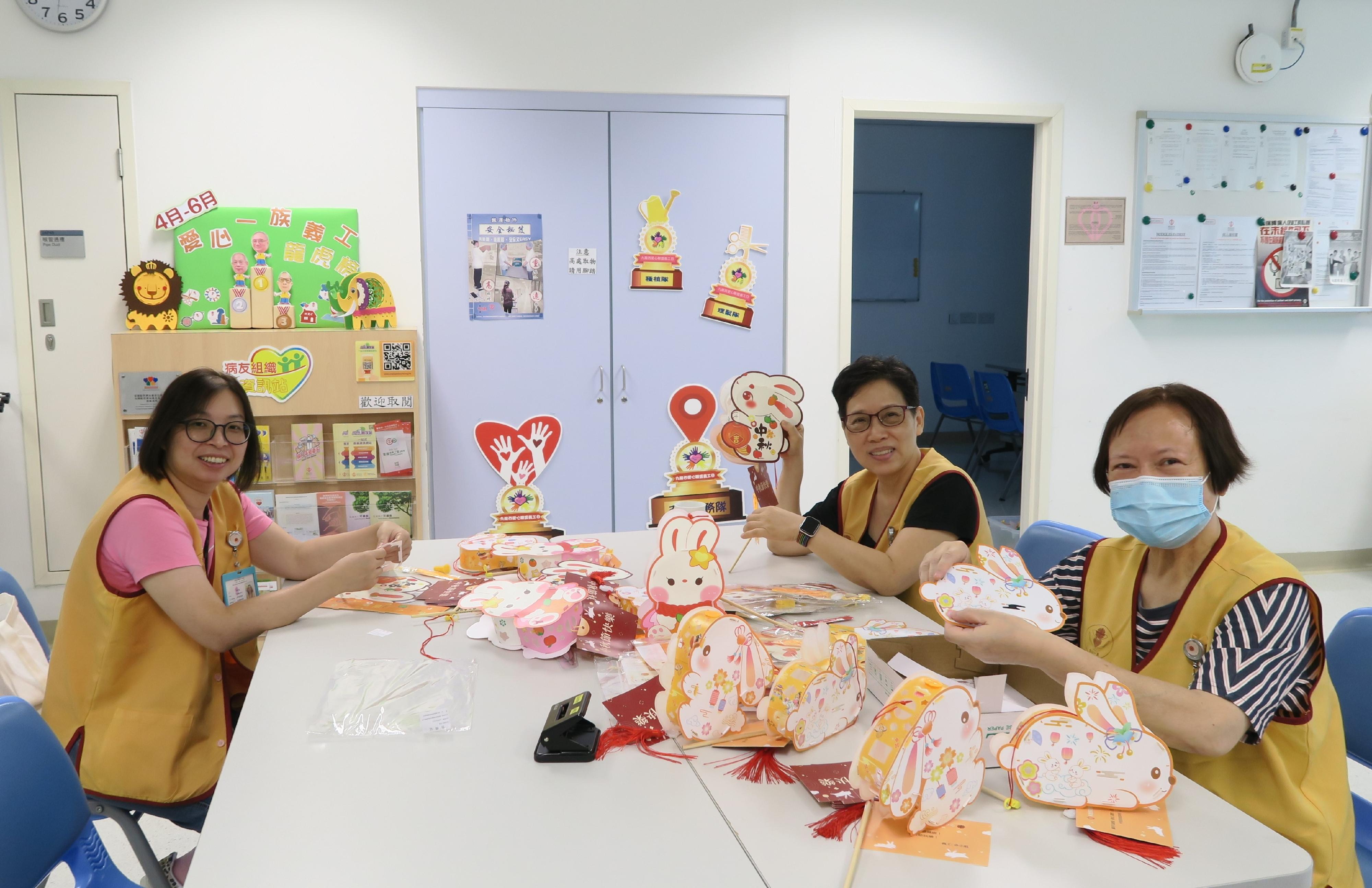 Volunteers from the Health Resource Centre of Caritas Medical Centre visited child patients in a Paediatrics and Adolescents ward and distributed lanterns along with get-well cards, in the hope of creating a festive atmosphere for patients during their hospitalisation.
 
