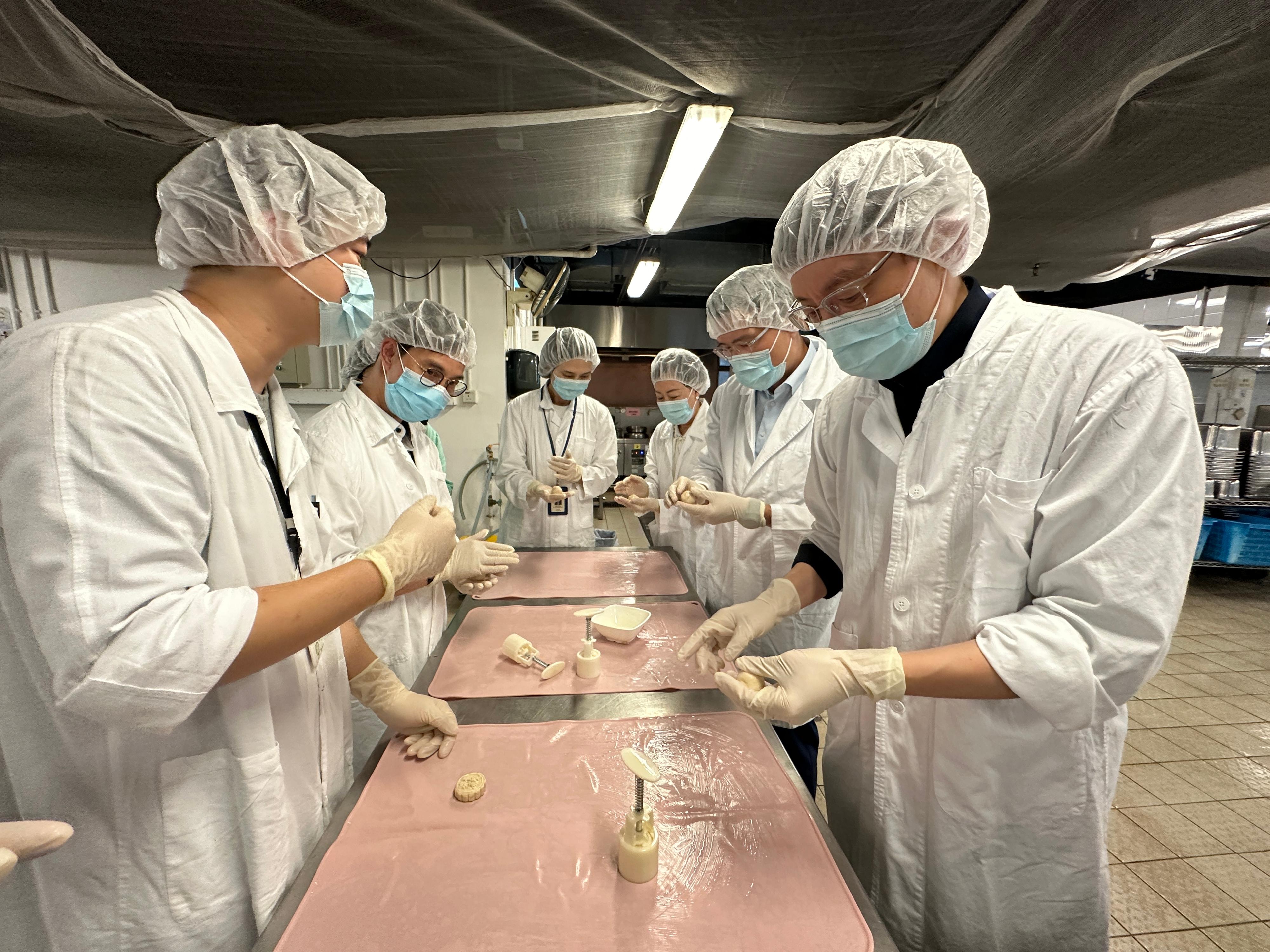 The management team at Kwai Chung Hospital has prepared red bean paste jelly mooncakes for distribution to inpatients during the Mid-Autumn Festival. A pureed version of the mooncakes has also been made for patients with swallowing difficulties, allowing them to enjoy this festive treat together.