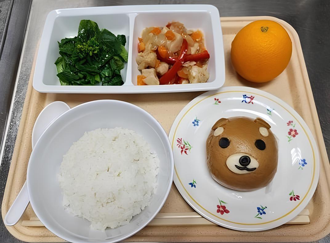 Kowloon Hospital has prepared bear-shaped custard buns as festive treats for patients without dietary restrictions during the Mid-Autumn Festival dinner, providing them with a sweet surprise.