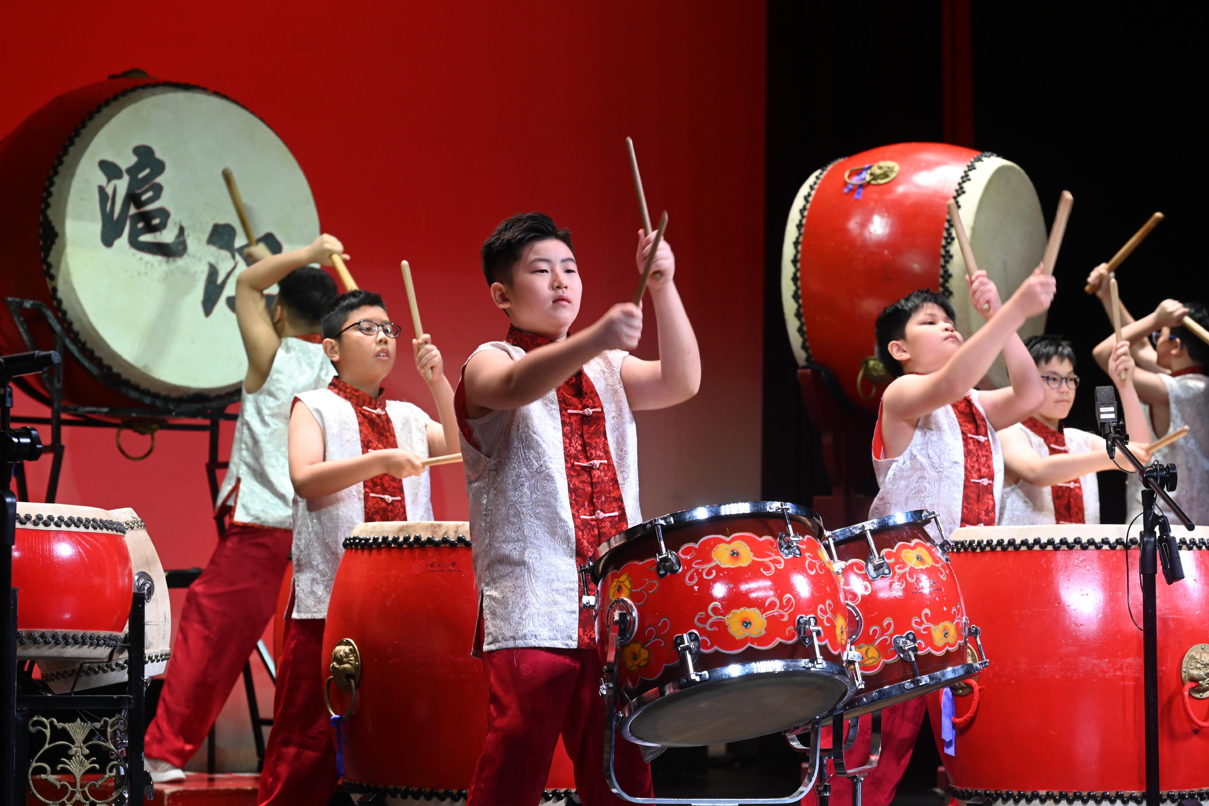 The Education Bureau held the Celebrating the 75th Anniversary of the Founding of the People's Republic of China - Kaleidoscope of the Arts event today (September 17). Photo shows students presenting a Chinese drum performance.