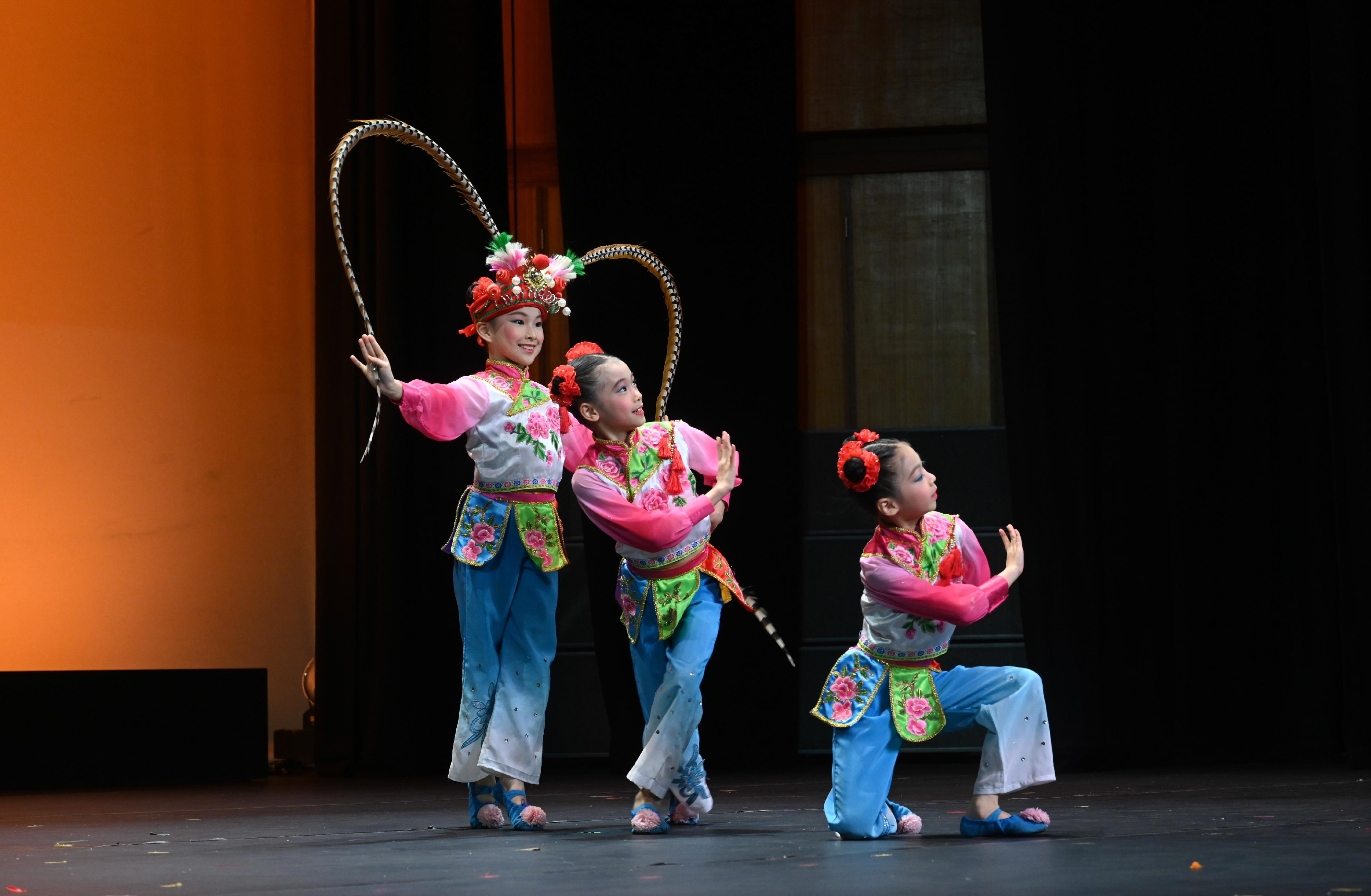 The Education Bureau held the Celebrating the 75th Anniversary of the Founding of the People's Republic of China - Kaleidoscope of the Arts event today (September 17). Photo shows students performing a Chinese dance.