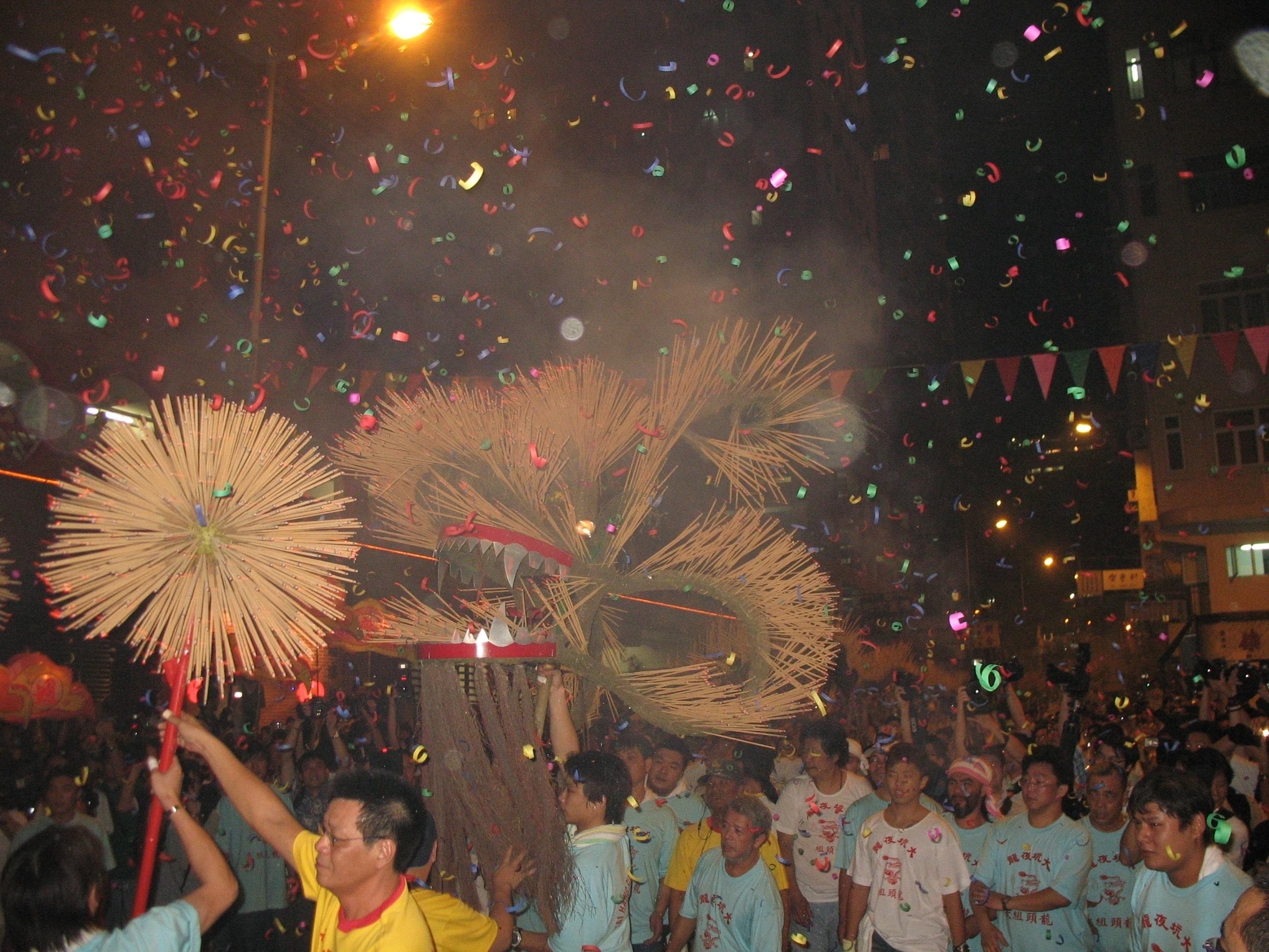 为庆祝中华人民共和国成立75周年，康乐及文化事务署辖下的非物质文化遗产（非遗）办事处和黄大仙民政事务处与啬色园合作，于九月十五日至十月六日举行「贺国庆七十五周年　啬色园非遗荟萃彩灯节」。非遗办事处与啬色园共同筹备「隽永非遗　匠心传承──香港国家级非物质文化遗产展览」，介绍12个香港国家级非遗项目，当中包括于中秋节举行的大坑舞火龙。