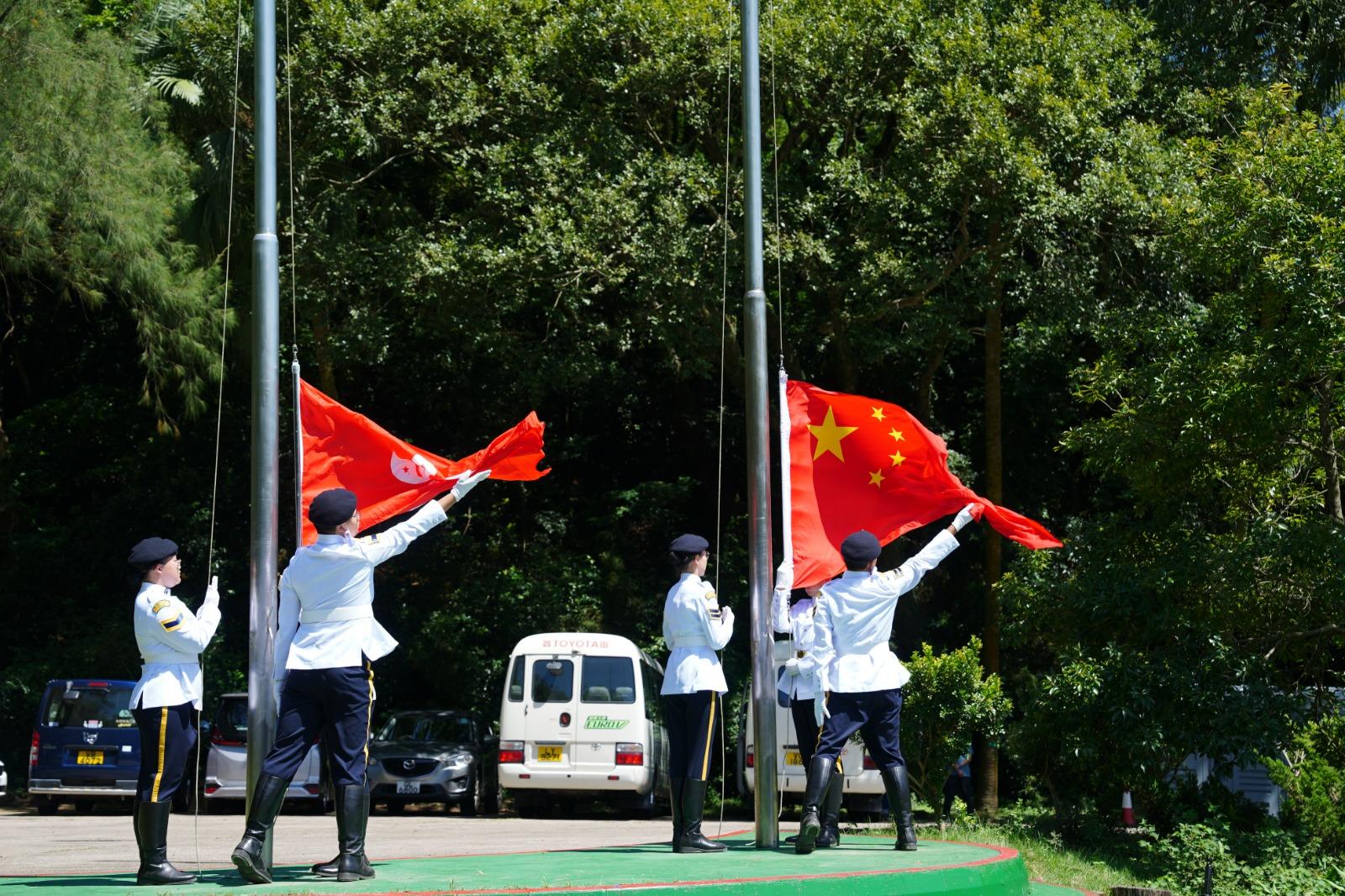 民众安全服务队（民安队）今日（九月十八日）举办「探古寻源贺国庆暨圆墩钟氏古屋博物馆开放日」。图示民安队少年团仪仗队进行升旗仪式。