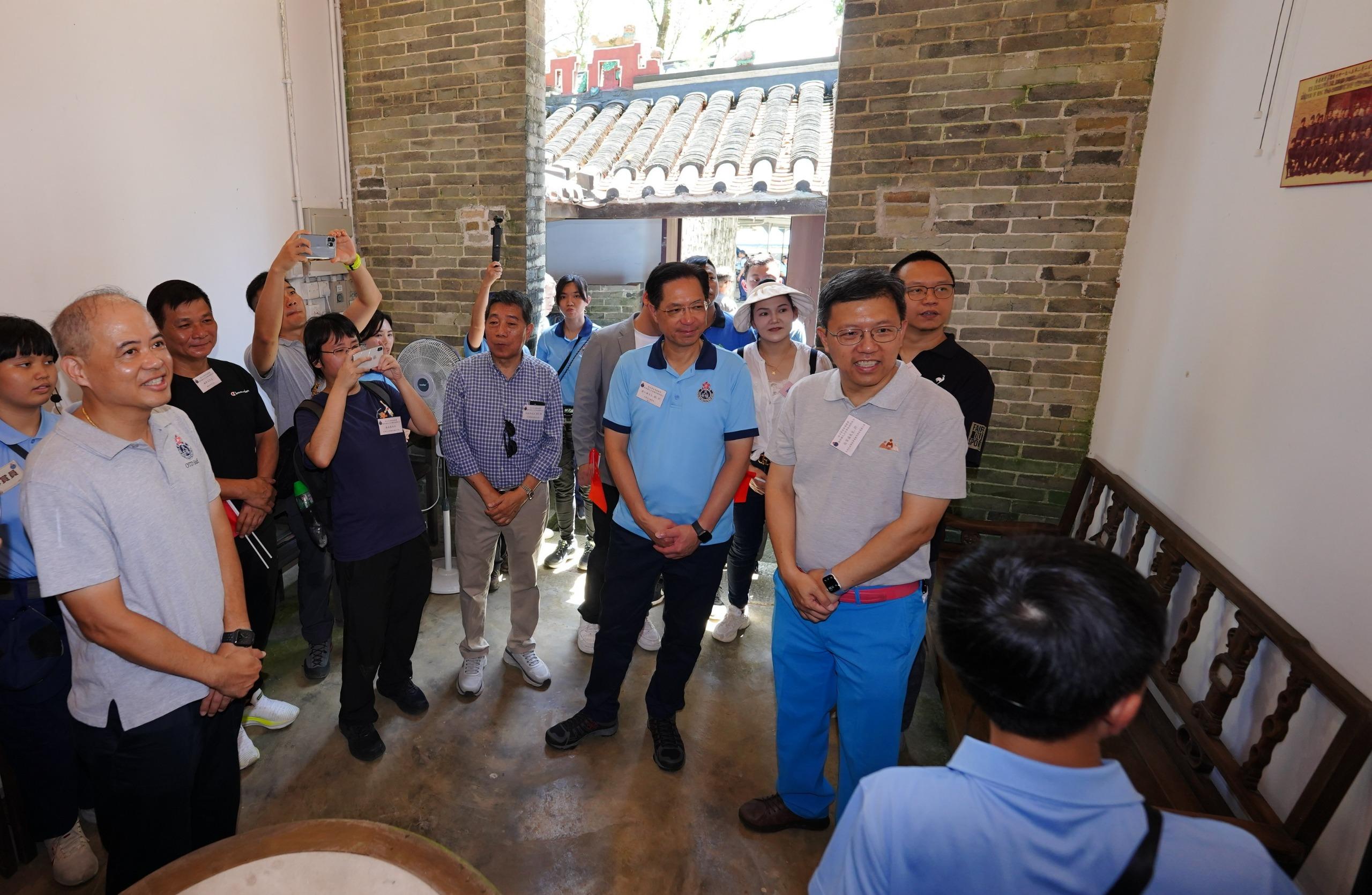 The Civil Aid Service (CAS) held the Celebrating the National Day and Exploring the Past: Yuen Tun Chung Old House Museum Open Day today (September 18). Photo shows CAS cadets providing guided tour services to guests.