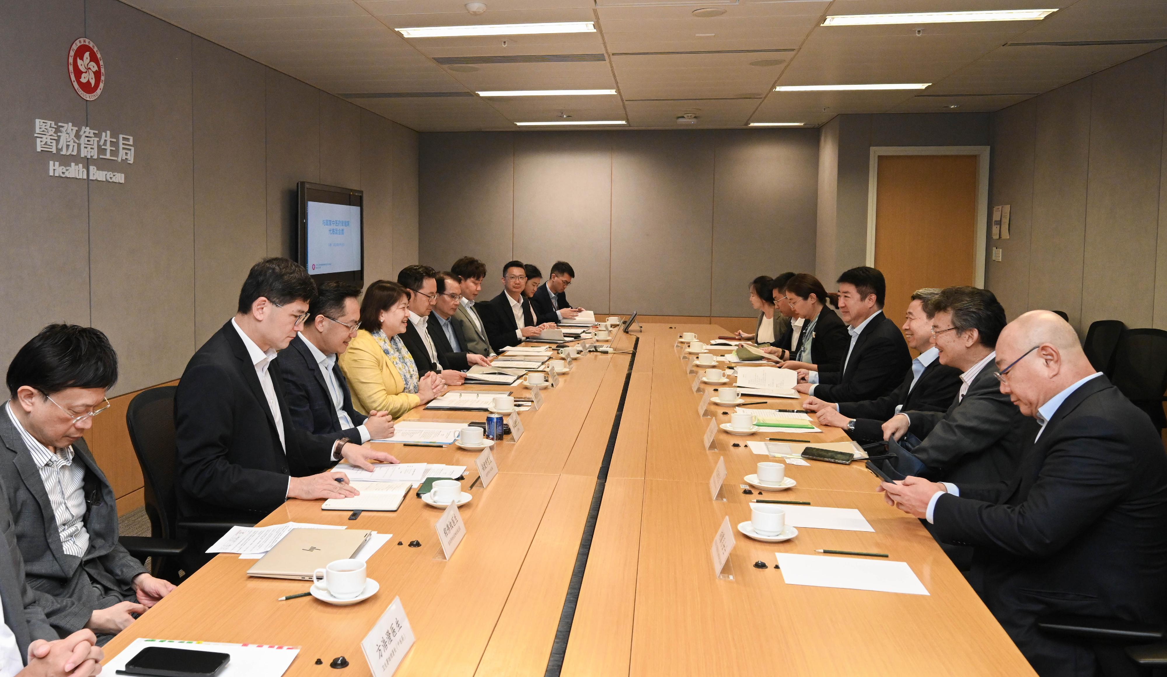 The Acting Secretary for Health, Dr Libby Lee (fourth left), meets with a delegation led by Vice Commissioner of the National Administration of Traditional Chinese Medicine Dr Wang Zhiyong (third right) today (September 19) to have in-depth discussions and exchanges on promoting Chinese medicine development.