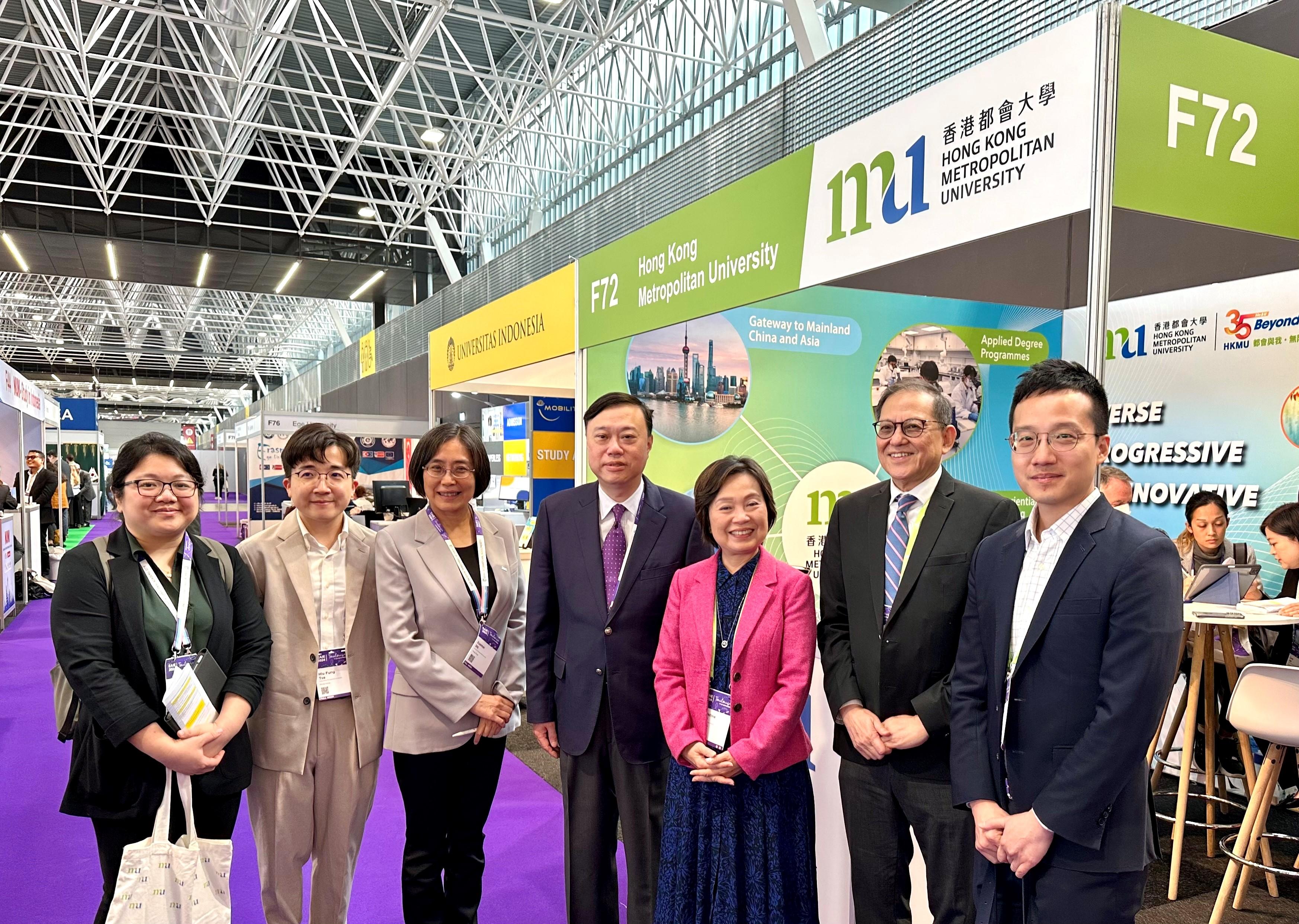 The Secretary for Education, Dr Choi Yuk-lin, visited the booth of the Hong Kong Metropolitan University at the European Association for International Education Conference and Exhibition in Toulouse, France, on September 18 (France time). Photo shows Dr Choi (third right) and the Secretary-General of the UGC, Professor James Tang (second right), with representatives of the Hong Kong Metropolitan University.
