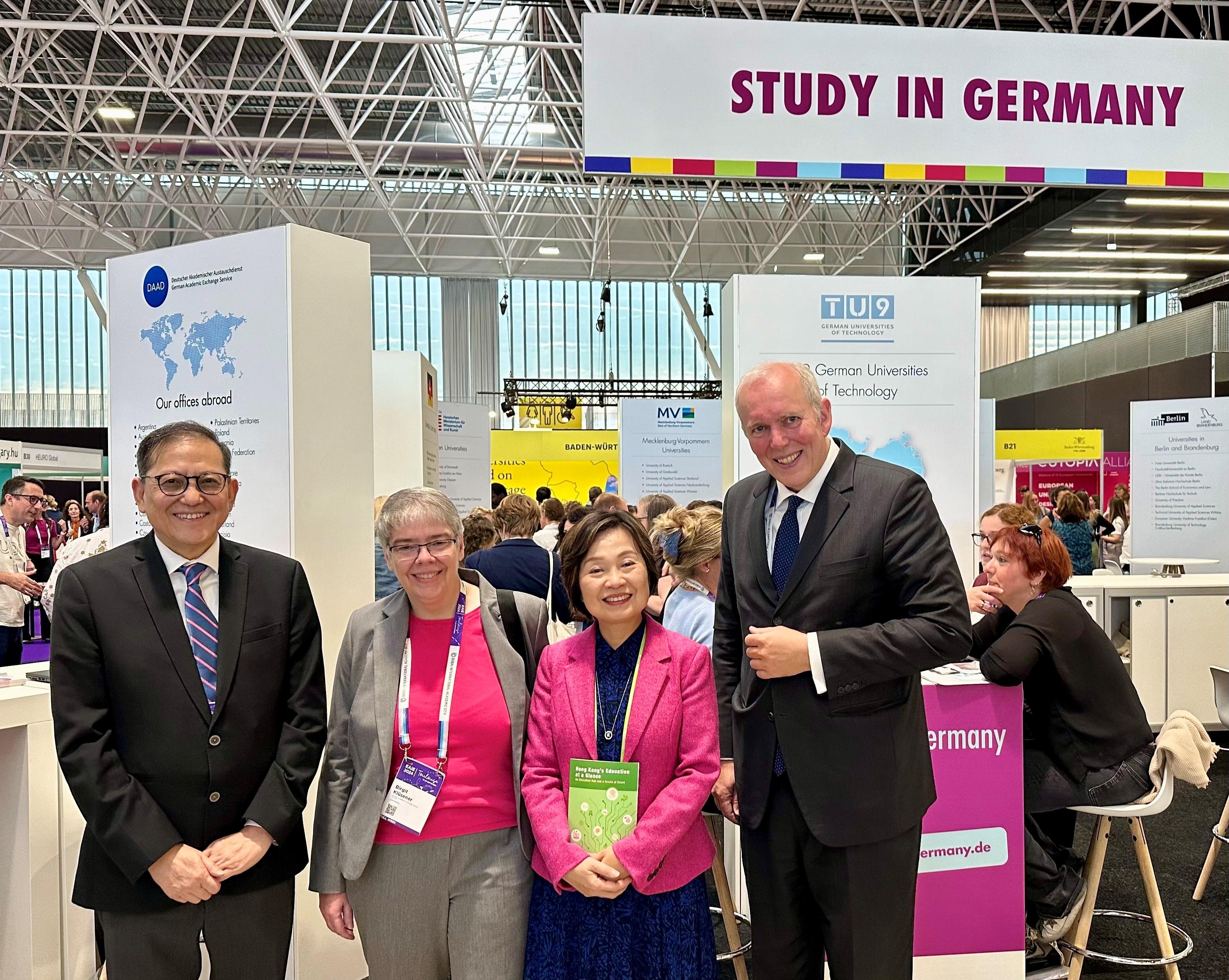 The Secretary for Education, Dr Choi Yuk-lin, visited booths of various countries and regions at the European Association for International Education Conference and Exhibition in Toulouse, France, on September 18 (France time). Photo shows Dr Choi (second right) and the Secretary-General of the University Grants Committee, Professor James Tang (first left), with representatives of the Study in Germany booth.