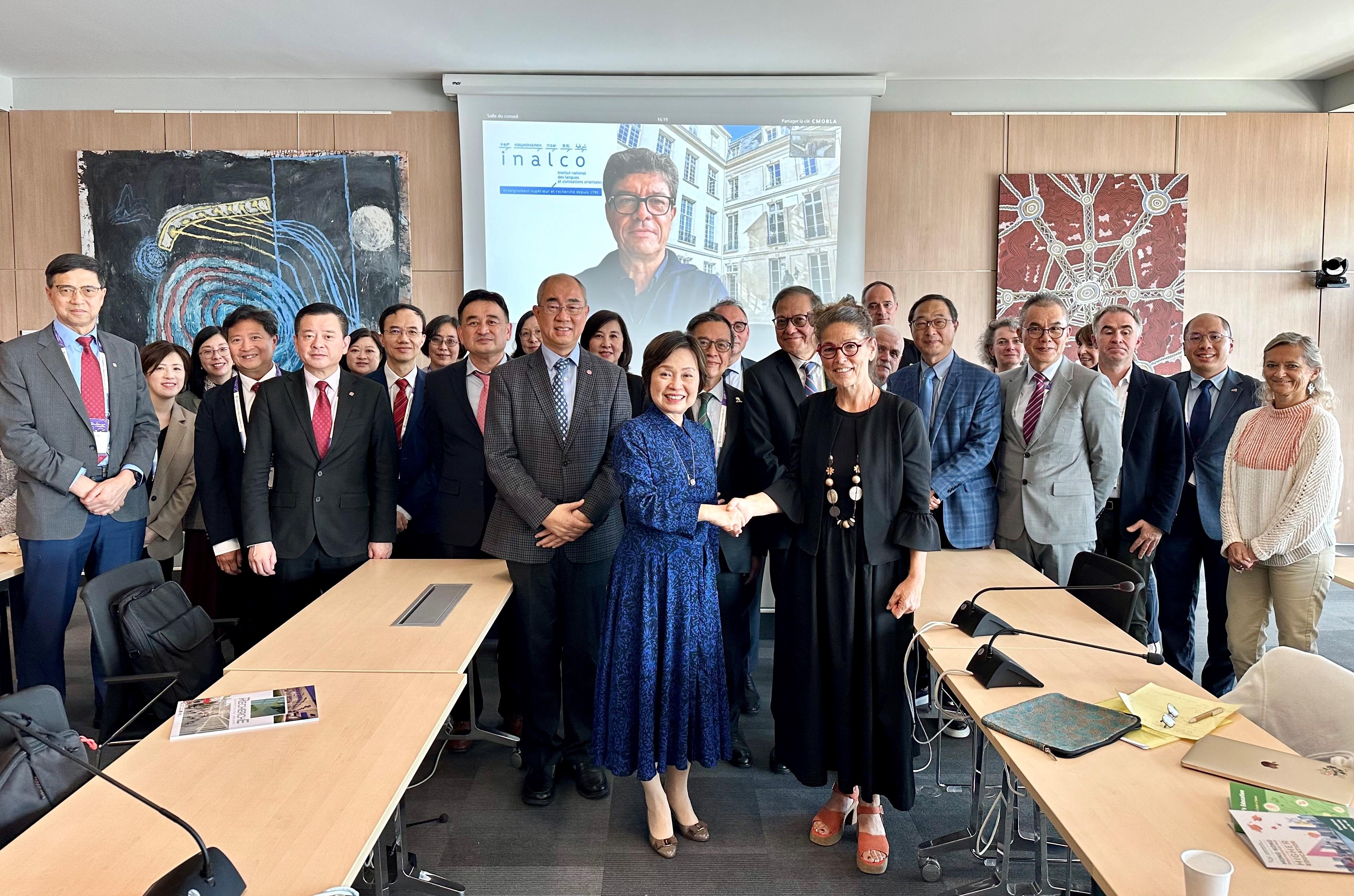 The Secretary for Education, Dr Choi Yuk-lin, attended a seminar on higher education co-operation and exchanges between Hong Kong and France in Toulouse, France, on September 18 (France time). Photo shows Dr Choi (front row, left) with representatives of the University Grants Committee, eight publicly-funded universities in Hong Kong, the Hong Kong Examinations and Assessment Authority and representatives from universities in France.
