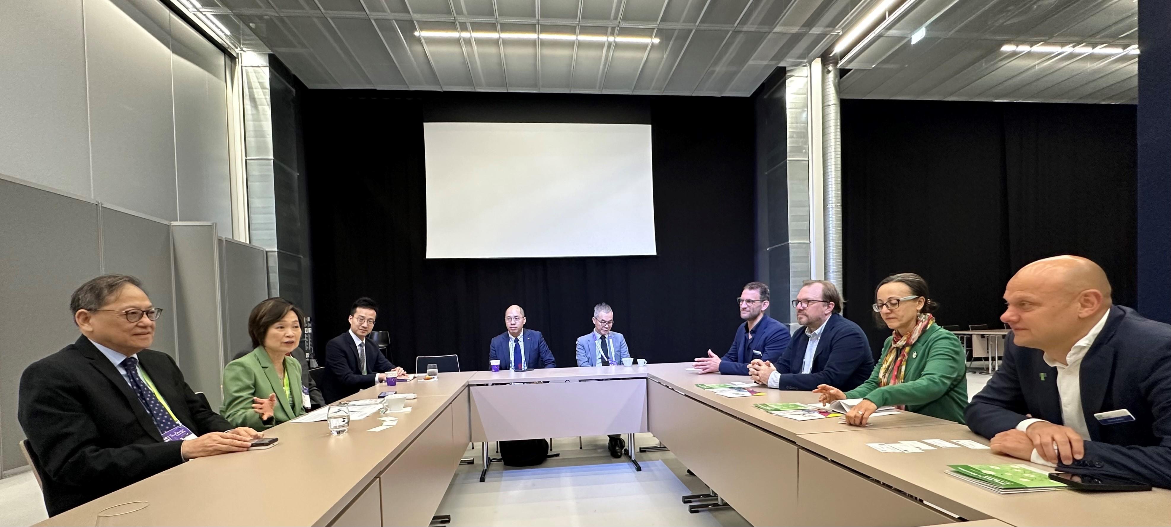 The Secretary for Education, Dr Choi Yuk-lin (second left), and the Secretary-General of the University Grants Committee, Professor James Tang (first left), meet leaders of the European Association for International Education in Toulouse, France, on September 19 (France time).
