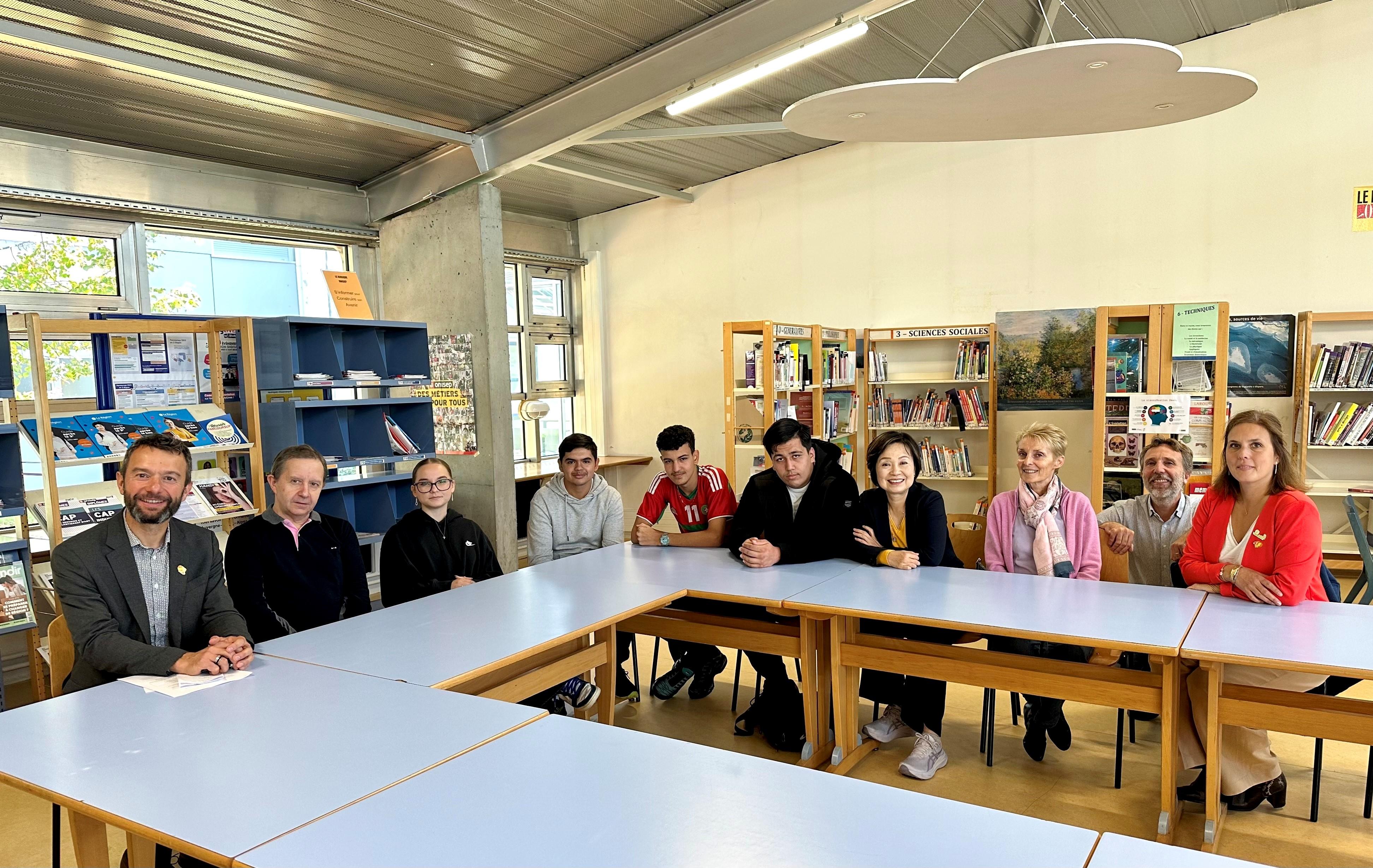 The Secretary for Education, Dr Choi Yuk-lin, visited Lycée Professionnel L'Odyssée, a vocational and professional education and training school, in Lyon, France, on September 16 (France time). Photo shows Dr Choi (fourth right) with teachers and students of the school.