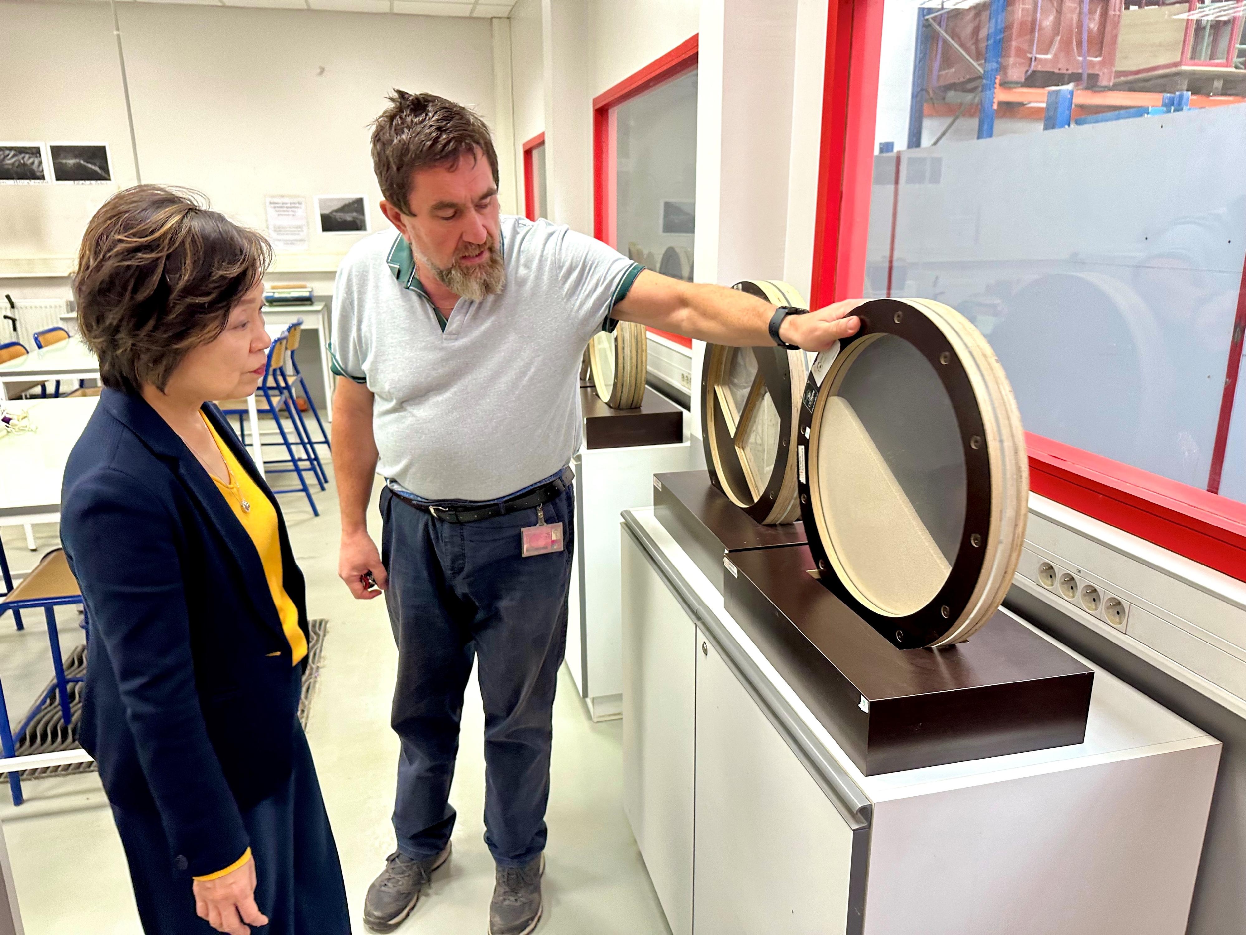 The Secretary for Education, Dr Choi Yuk-lin, visited the Institut Universitaire de Technologie Lyon 1, a technical university, in Lyon, France, on September 16 (France time). Photo shows Dr Choi (left) touring the construction laboratory of the university.