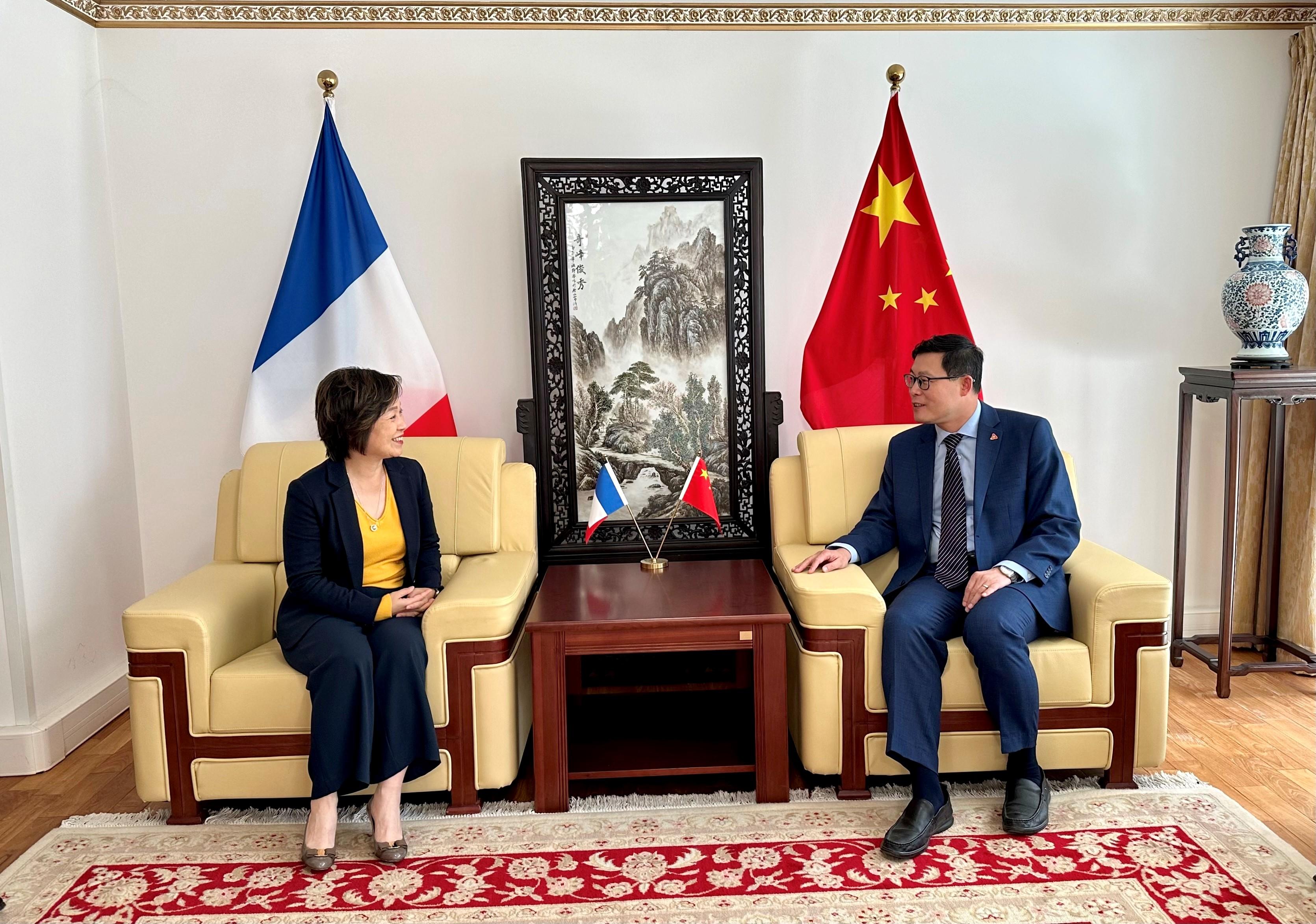 The Secretary for Education, Dr Choi Yuk-lin (left), calls on the acting Chinese Consul General in Lyon, Mr Li Zhenping (right), in Lyon, France, on September 16 (France time).