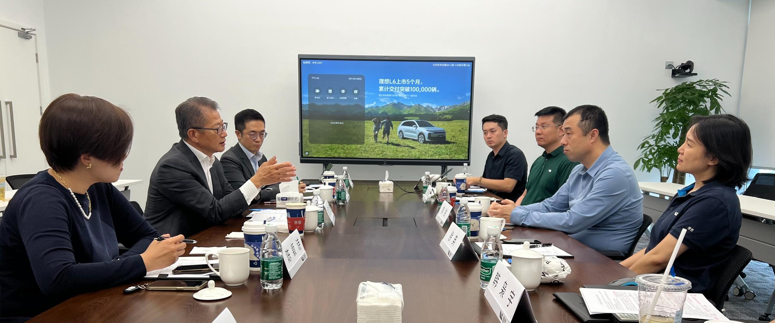 The Financial Secretary, Mr Paul Chan, arrived in Beijing today (September 19) to attend the 27th Beijing-Hong Kong Economic Cooperation Symposium and Beijing-Hong Kong Cooperation Promotion Conference, and to attract enterprises and investment. Photo shows Mr Chan (second left) meeting with the Executive Director and Chief Financial Officer of Li Auto, Mr Li Tie (second right).