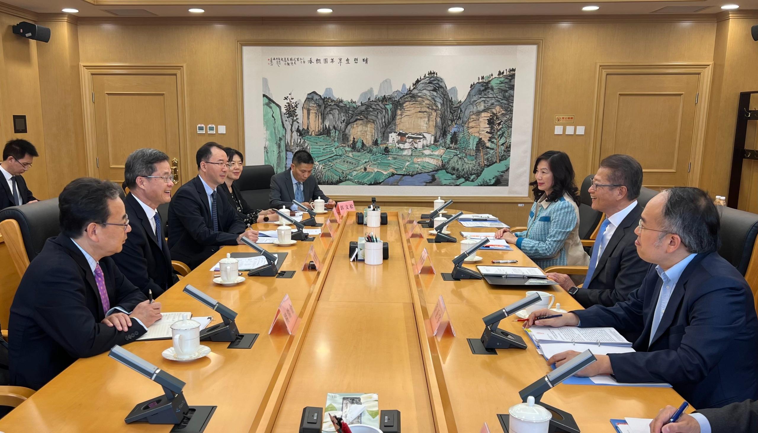 The Financial Secretary, Mr Paul Chan, arrived in Beijing today (September 19) to attend the 27th Beijing-Hong Kong Economic Cooperation Symposium and Beijing-Hong Kong Cooperation Promotion Conference, and to attract enterprises and investment. Photo shows Mr Chan (second right) and the Secretary for Financial Services and the Treasury, Mr Christopher Hui (first right), visiting the Ministry of Finance and meeting with the Minister of Finance, Mr Lan Fo'an (second left).