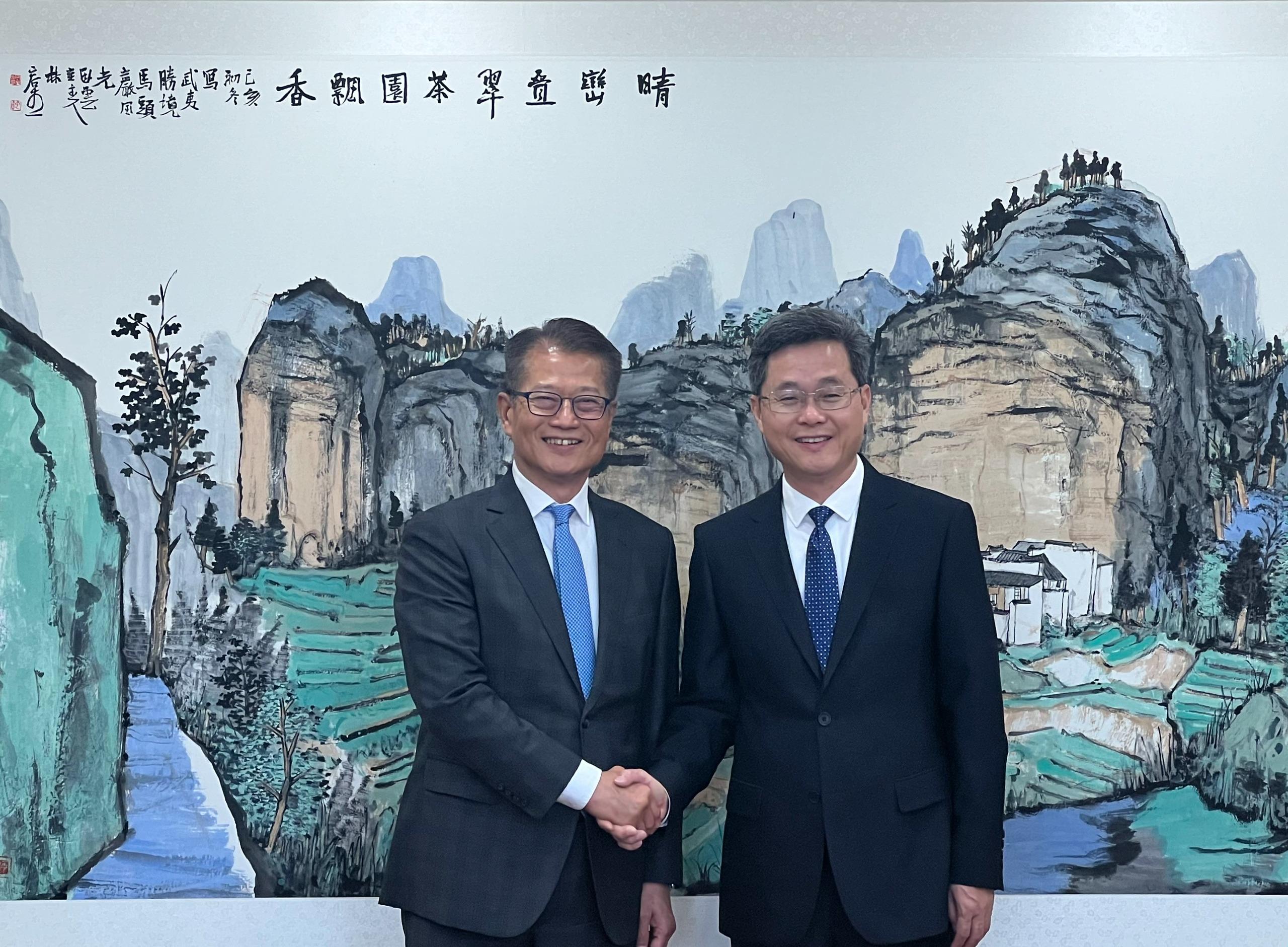 The Financial Secretary, Mr Paul Chan, arrived in Beijing today (September 19) to attend the 27th Beijing-Hong Kong Economic Cooperation Symposium and Beijing-Hong Kong Cooperation Promotion Conference, and to attract enterprises and investment. Photo shows Mr Chan (left) visiting the Ministry of Finance and meeting with the Minister of Finance, Mr Lan Fo'an (right).