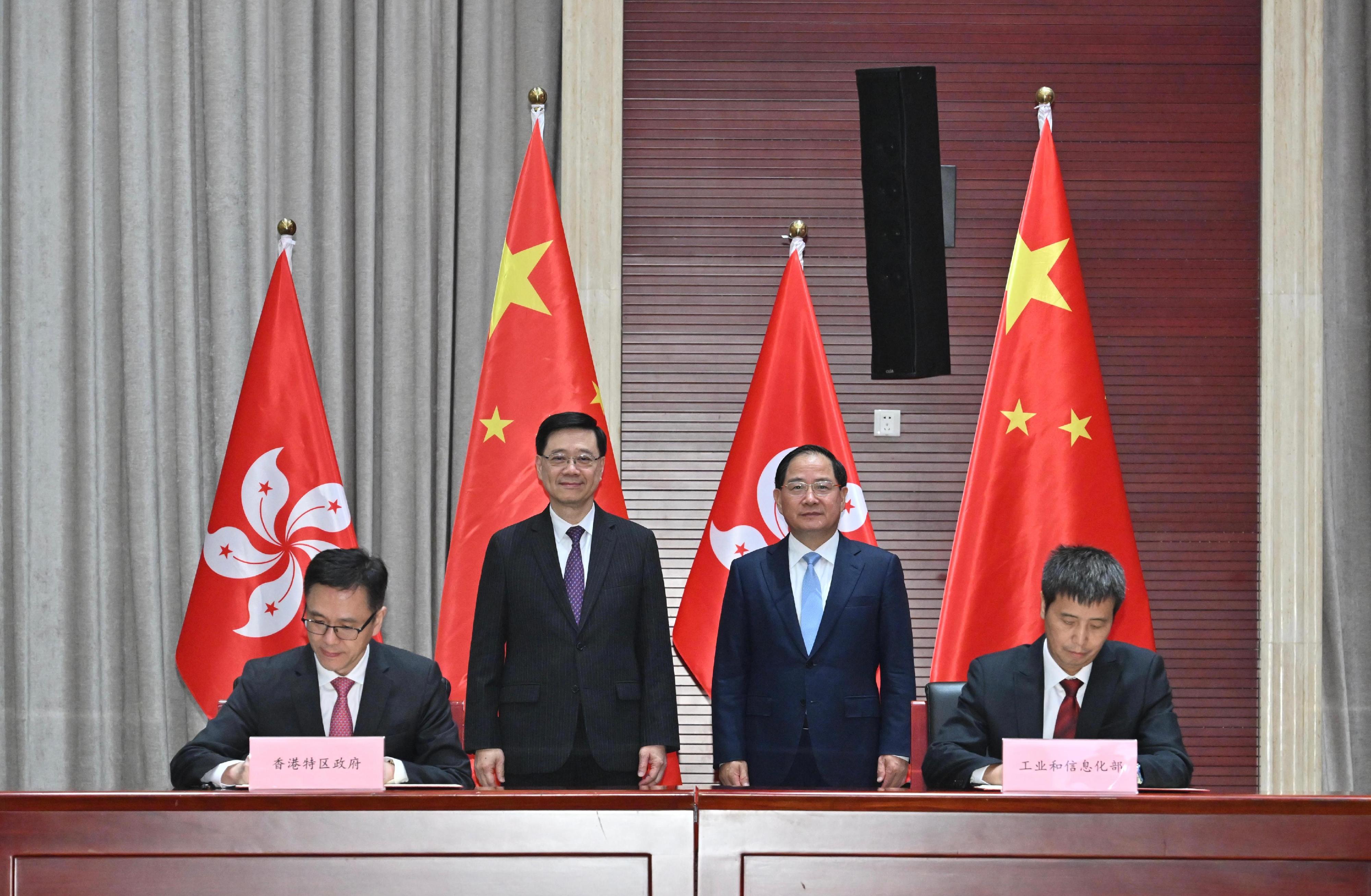 The Chief Executive, Mr John Lee, attended the signing ceremony of a co-operation agreement on new industrialisation between the Hong Kong Special Administrative Region Government and the Ministry of Industry and Information Technology today (September 19). Photo shows Mr Lee (back row; left), and the Minister of Industry and Information Technology, Mr Jin Zhuanglong (back row; right) witnessing the signing of the co-operation agreement by the Secretary for Innovation, Technology and Industry, Professor Sun Dong (front row; left), and Vice Minister of Industry and Information Technology Mr Xiong Jijun (front row; right).