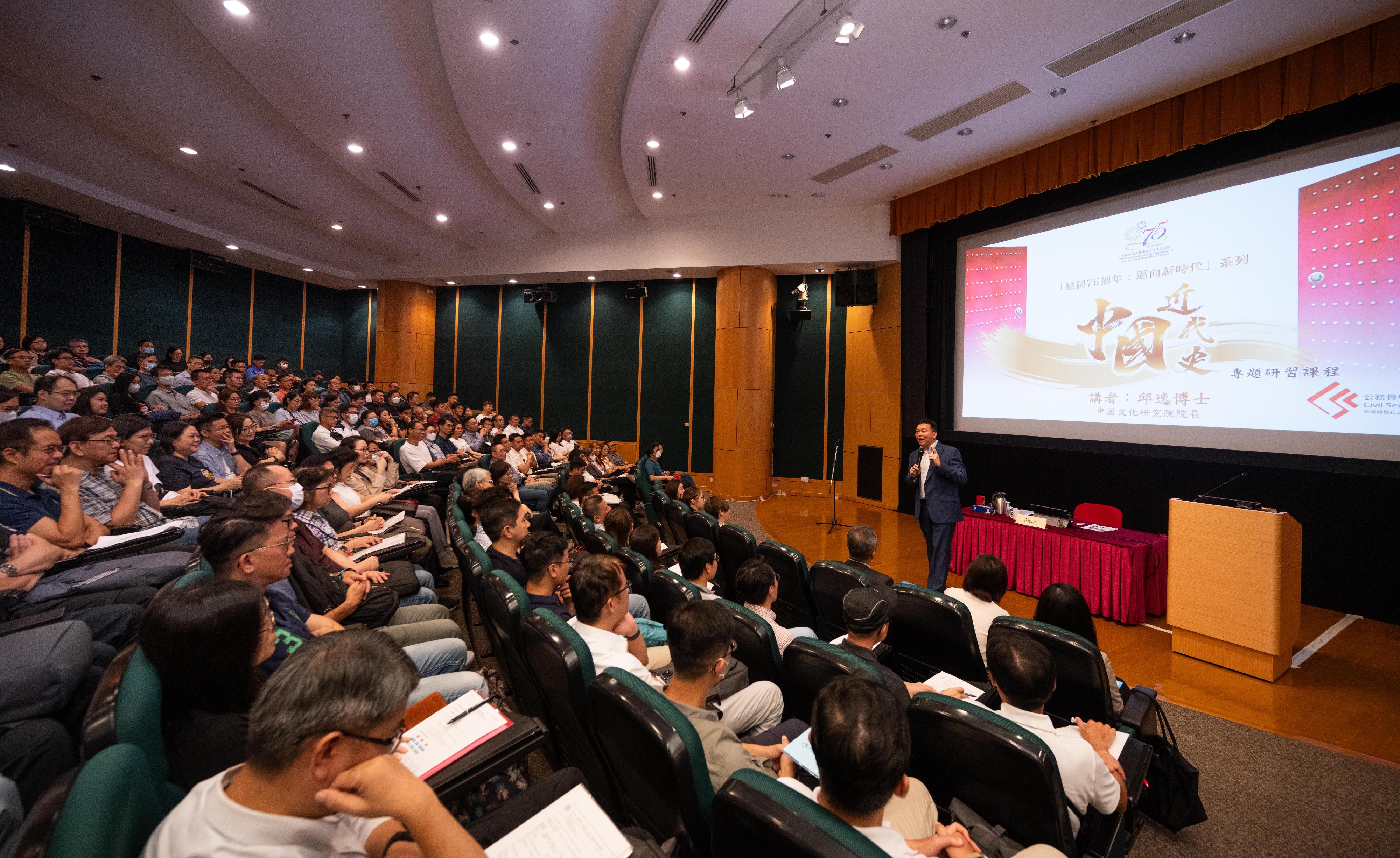 The Civil Service College has launched a new Thematic Study Programme on Modern Chinese History under The 75th Anniversary of the Founding of the People’s Republic of China: Striving towards a New Era Series, to enhance civil servants’ understanding of the history of the country’s struggle over the past century and Hong Kong’s role and contribution along the journey of national rejuvenation. The first session of the programme was delivered today (September 20). Photo shows the Executive Director of the Academy of Chinese Studies, Dr Yau Yat, delivering a talk.