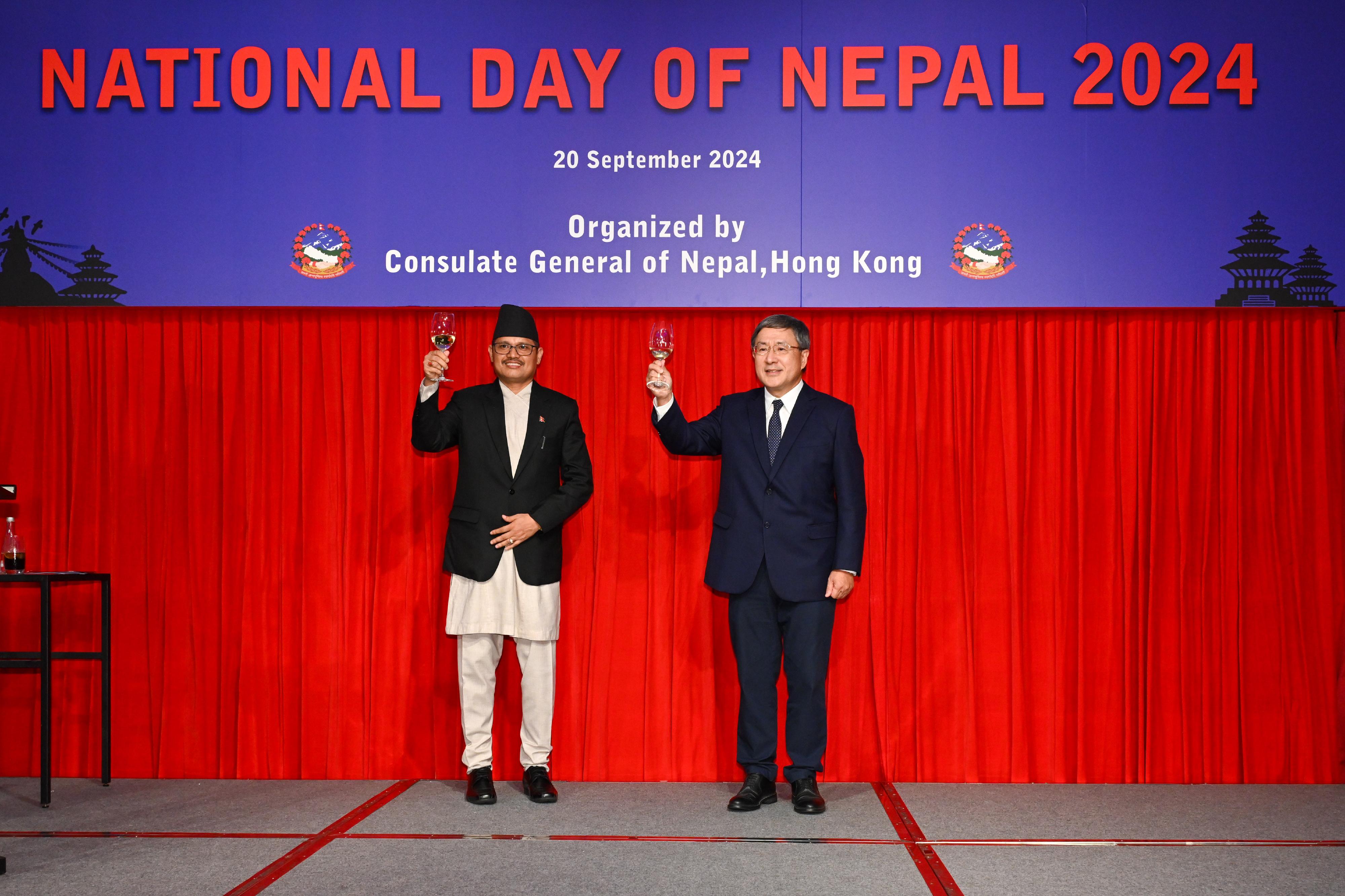 The Deputy Chief Secretary for Administration, Mr Cheuk Wing-hing (right), and the Consul General of Nepal in Hong Kong, Mr Udaya Bahadur Ranamagar (left), propose a toast at the National Day of Nepal Reception today (September 20).