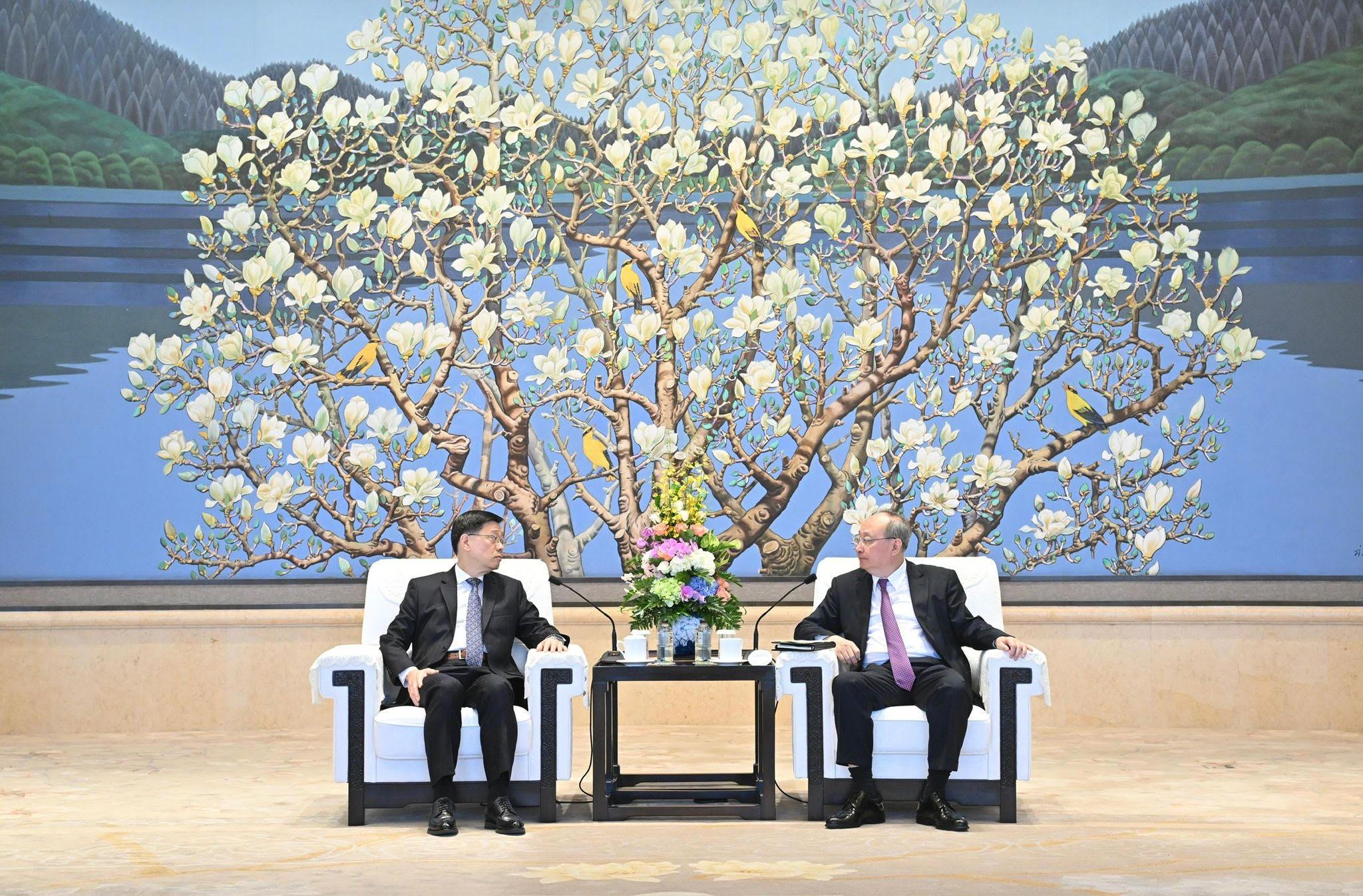 The Chief Executive, Mr John Lee (left), meets with the Secretary of the CPC Beijing Municipal Committee, Mr Yin Li (right) today (September 20). 