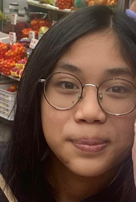 Chuenarom Mei-yee, aged 13, is about 1.4 metres tall, 40 kilograms in weight and of thin build. She has a square face with yellow complexion and long black hair. She was last seen wearing a pair of black-rimmed glasses.
