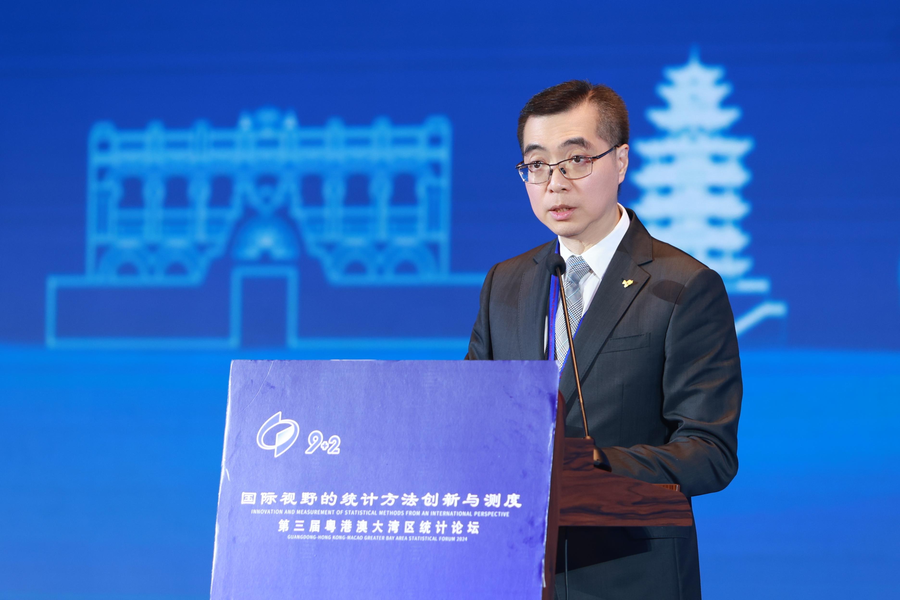 The Third Guangdong-Hong Kong-Macao Greater Bay Area (Guangdong) Statistical Forum was held on September 19 and 20 in Nanhai, Foshan. Photo shows the Commissioner for Census and Statistics, Mr Leo Yu, speaking at the opening ceremony of the forum.