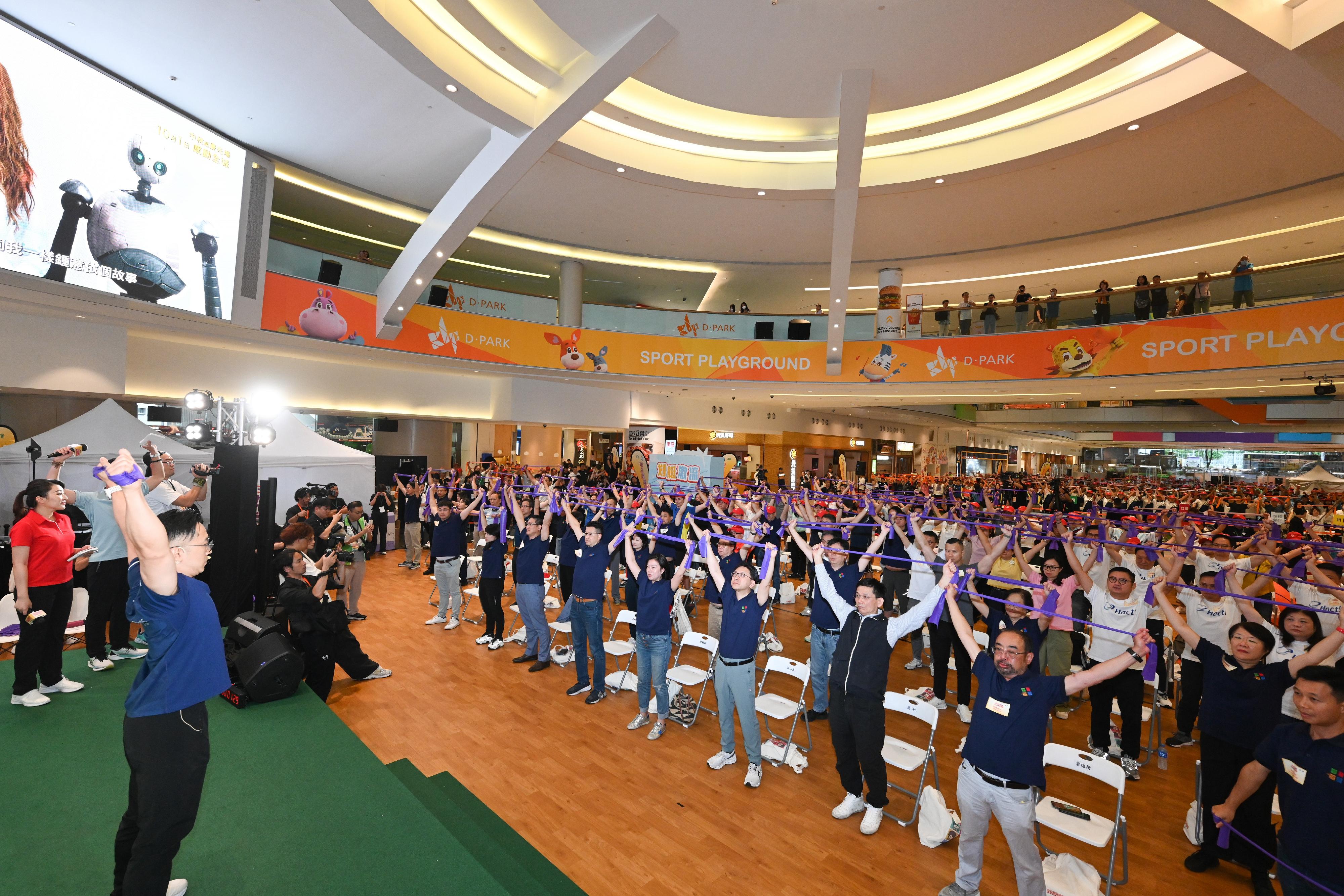 The National Day Celebration and Thousand-Person Stretching Exercises event was held this morning (September 21). Photo shows 750 participants successfully setting a record for the "Largest resistance band demonstration/class" in the Guinness World Records.