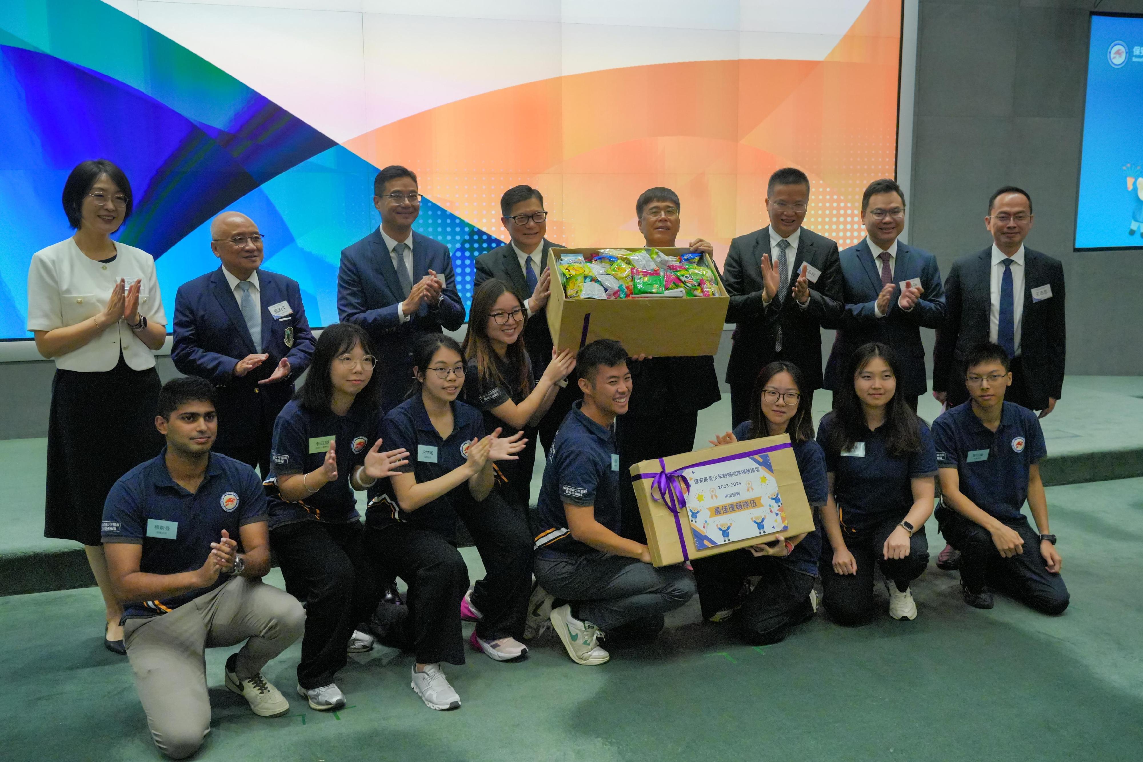 The annual review of the Security Bureau Youth Uniformed Group Leaders Forum was held at the Central Government Offices today (September 21) for youth members to give presentations on their research topics and reflect on their learning experiences over the past year. Photo shows the Secretary for Security, Mr Tang Ping-keung (back row, fourth left), presenting a gift to the best presentation team.