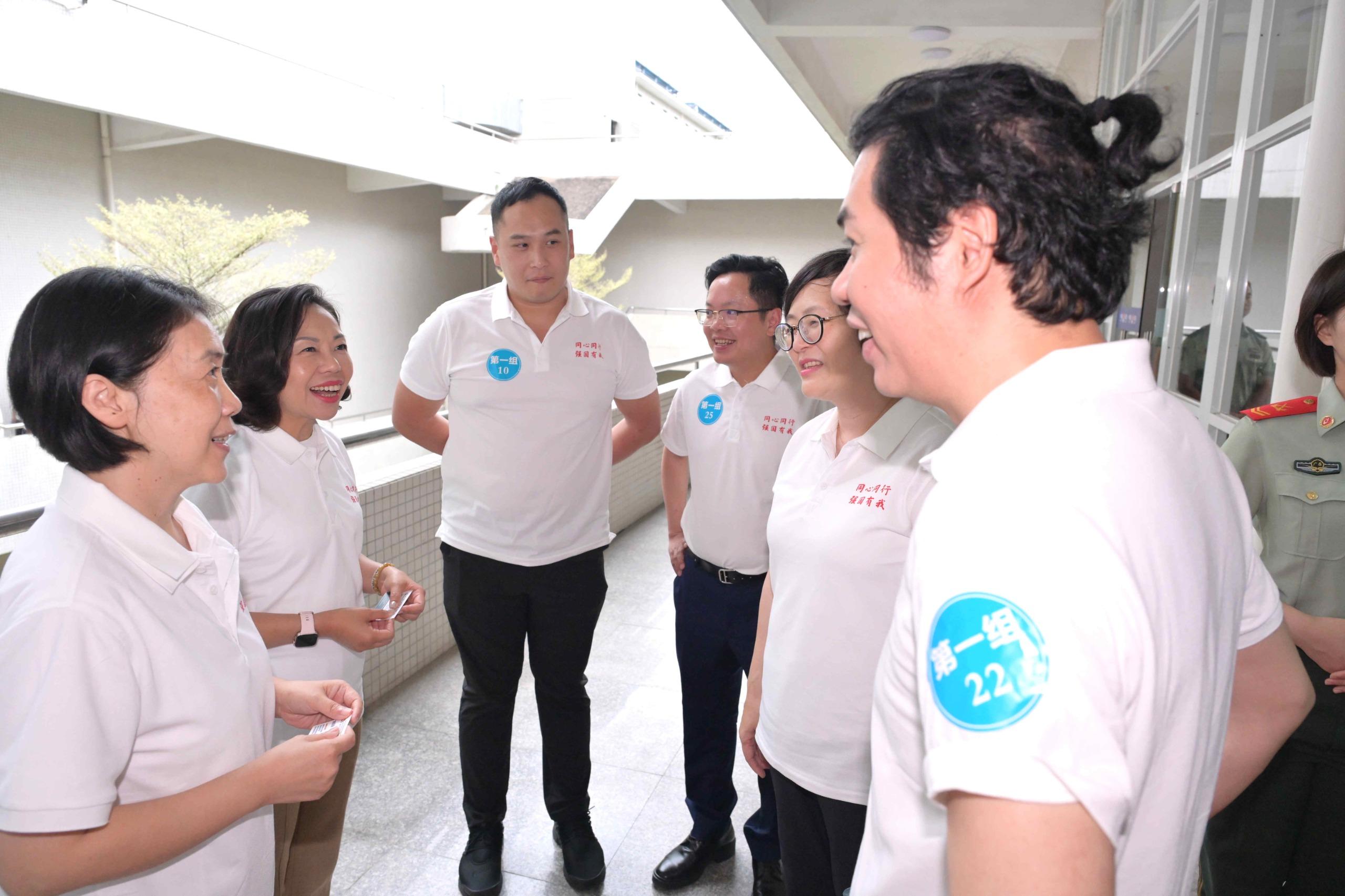 The Secretary for Home and Youth Affairs, Miss Alice Mak, attended a barracks visit for Hong Kong and Macao youths in Guangzhou today (September 22). Photo shows Miss Mak (second left) and the Deputy Director of Bureau IV of the Hong Kong and Macao Affairs Office of the State Council, Ms Guo Shu (first left), interacting with Hong Kong and Macao youths.