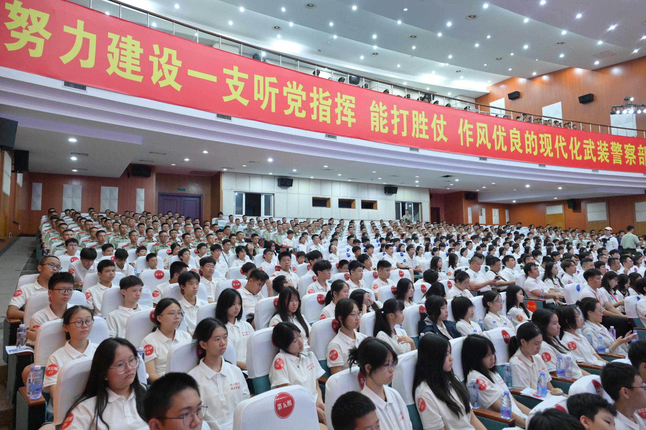 港澳青年今日（九月二十二日）在广州参与港澳青少年「同心同行．强国有我」进军营主题活动。