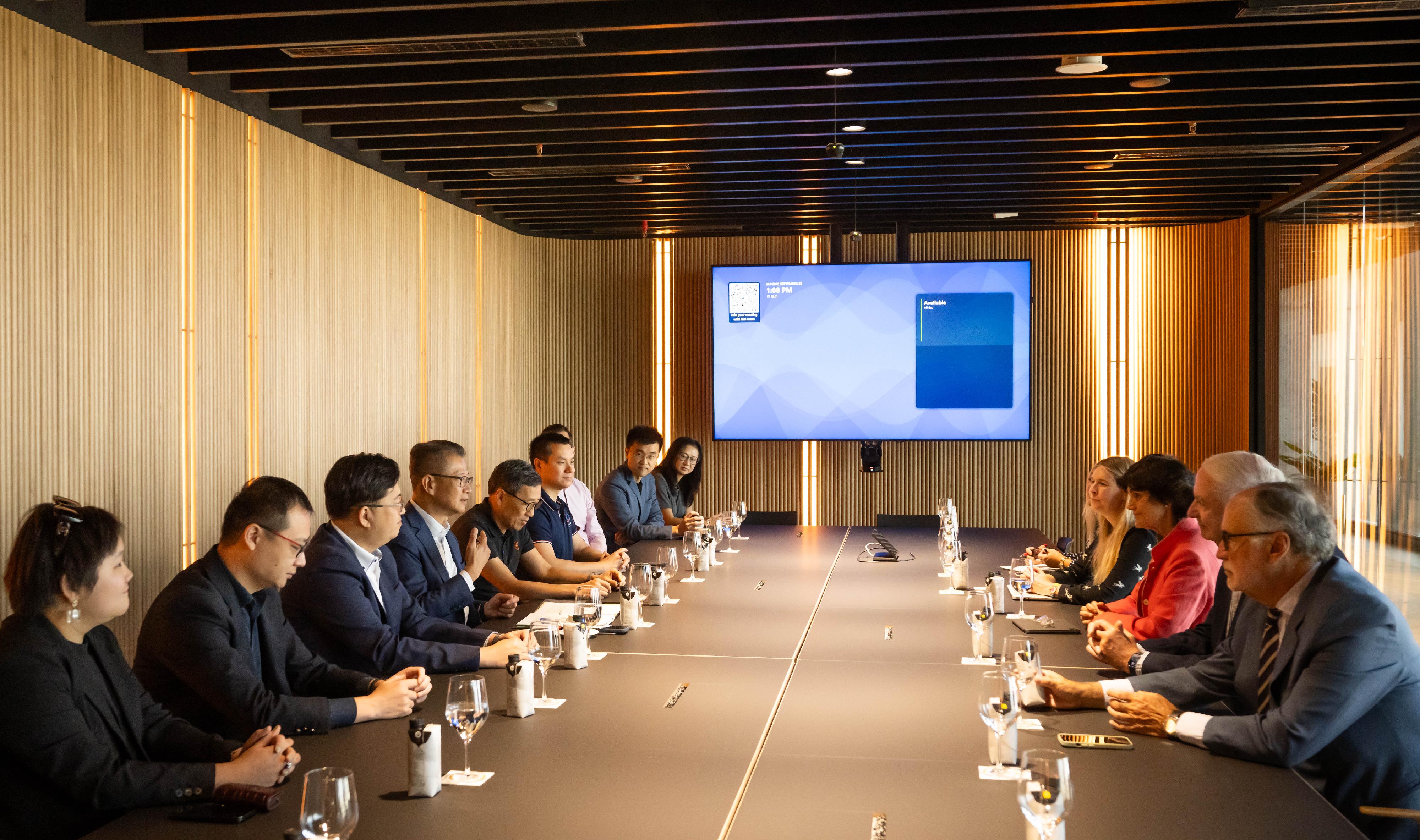 The Financial Secretary, Mr Paul Chan, arrived in Madrid, Spain, yesterday (September 22, Madrid time) and began his visit. Photo shows Mr Chan (fourth left) leading a group of local tech startups to visit Spain's innovation organisation, Spain Startup to meet with its President, Ms Maria Benjumea (third right), and representatives from its partner, IE University of Spain.