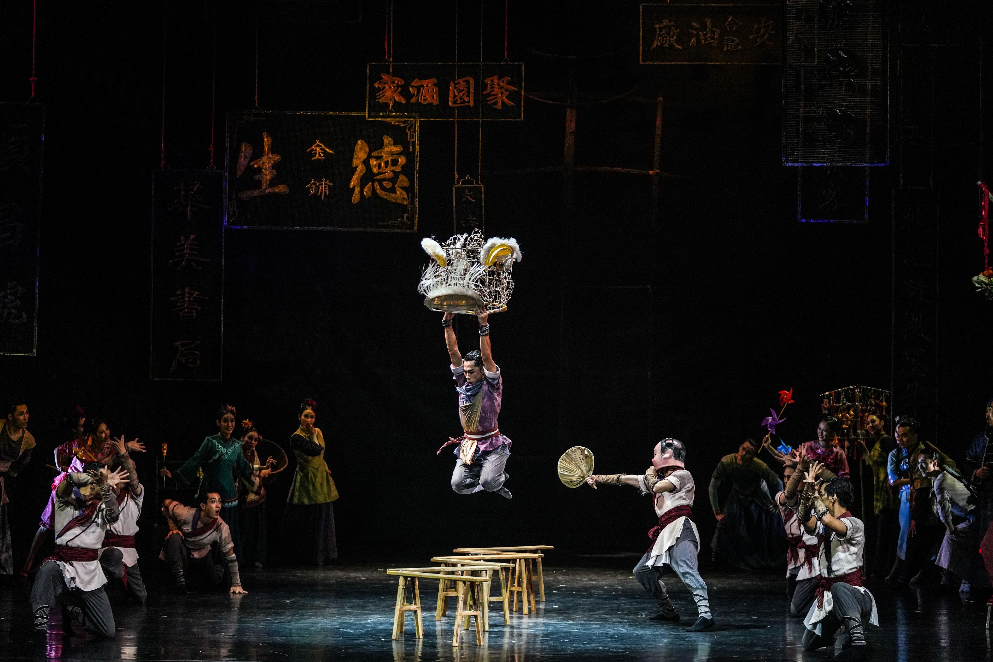 The Leisure and Cultural Services Department has invited the Guangzhou Song and Dance Theatre to visit Hong Kong again and perform its grand Chinese dance drama "Awakening Lion". Photo shows a scene from the performance "Awakening Lion".
