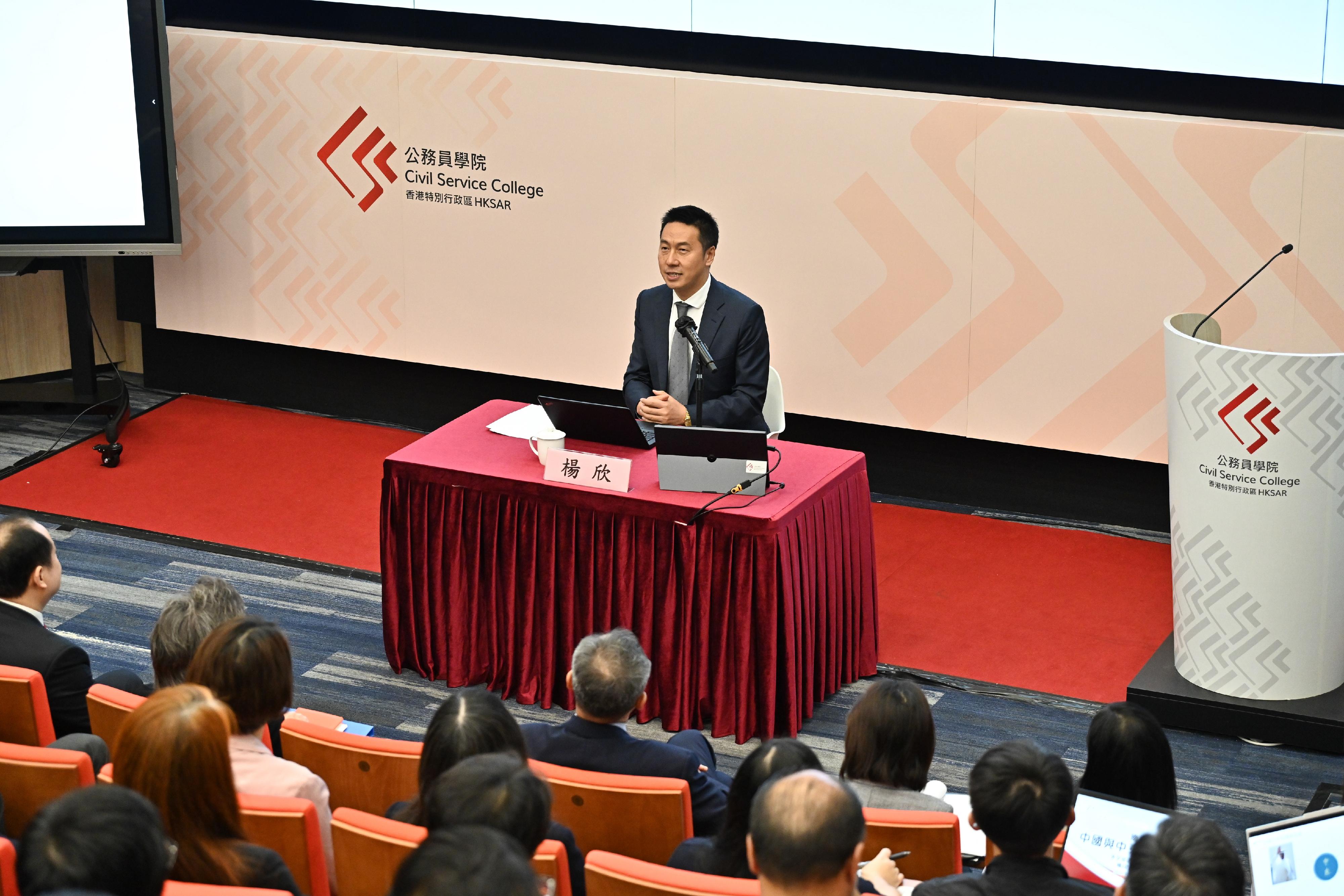 The Civil Service College today (September 23) held a talk of the series on the country's foreign affairs with the Office of the Commissioner of the Ministry of Foreign Affairs in the Hong Kong Special Administrative Region on the topic of "China-Middle East Relations". Photo shows Deputy Director General of the Department of West Asian and North African Affairs of the Ministry of Foreign Affairs Mr Yang Xin delivering the talk. 