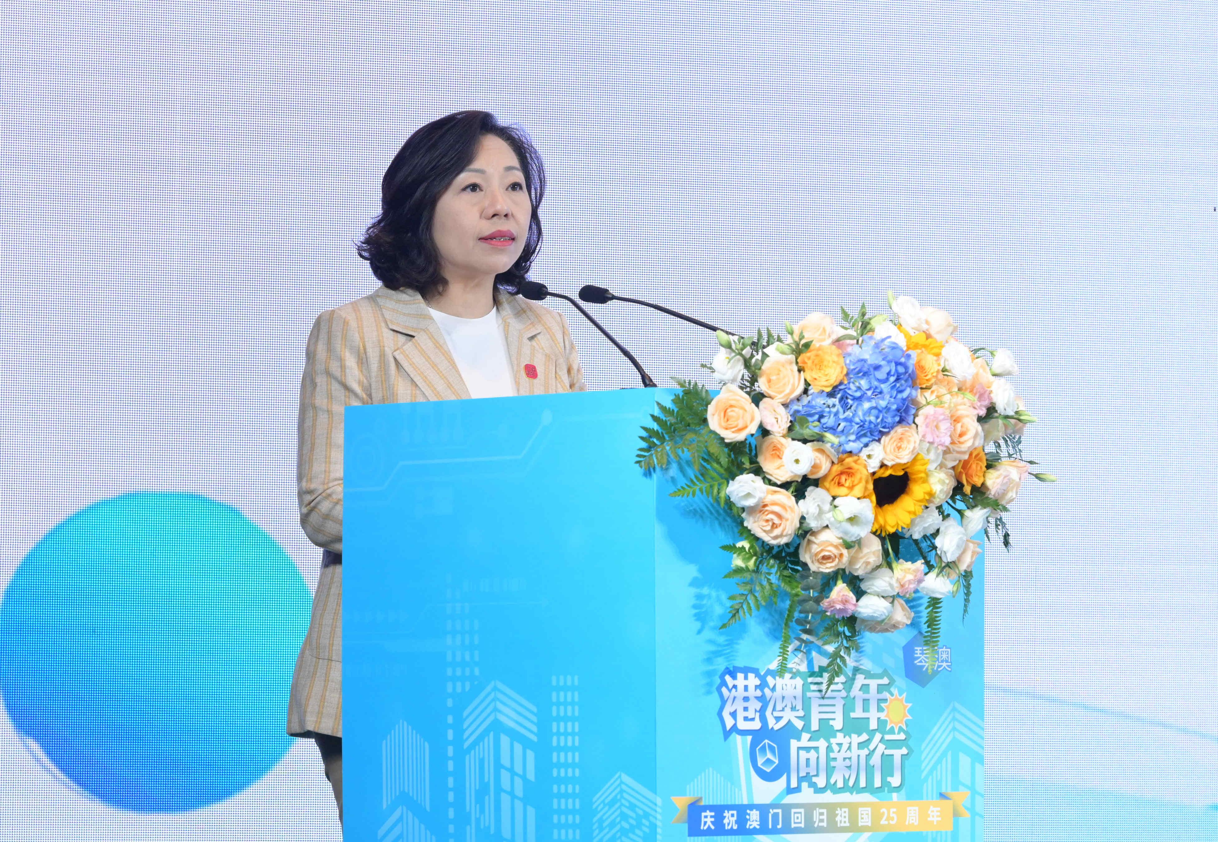 The Secretary for Home and Youth Affairs, Miss Alice Mak, attended the kick-off ceremony of an entrepreneurship event for Hong Kong and Macao youths in Hengqin, Zhuhai, this morning (September 23). Photo shows Miss Mak delivering a speech at the ceremony.