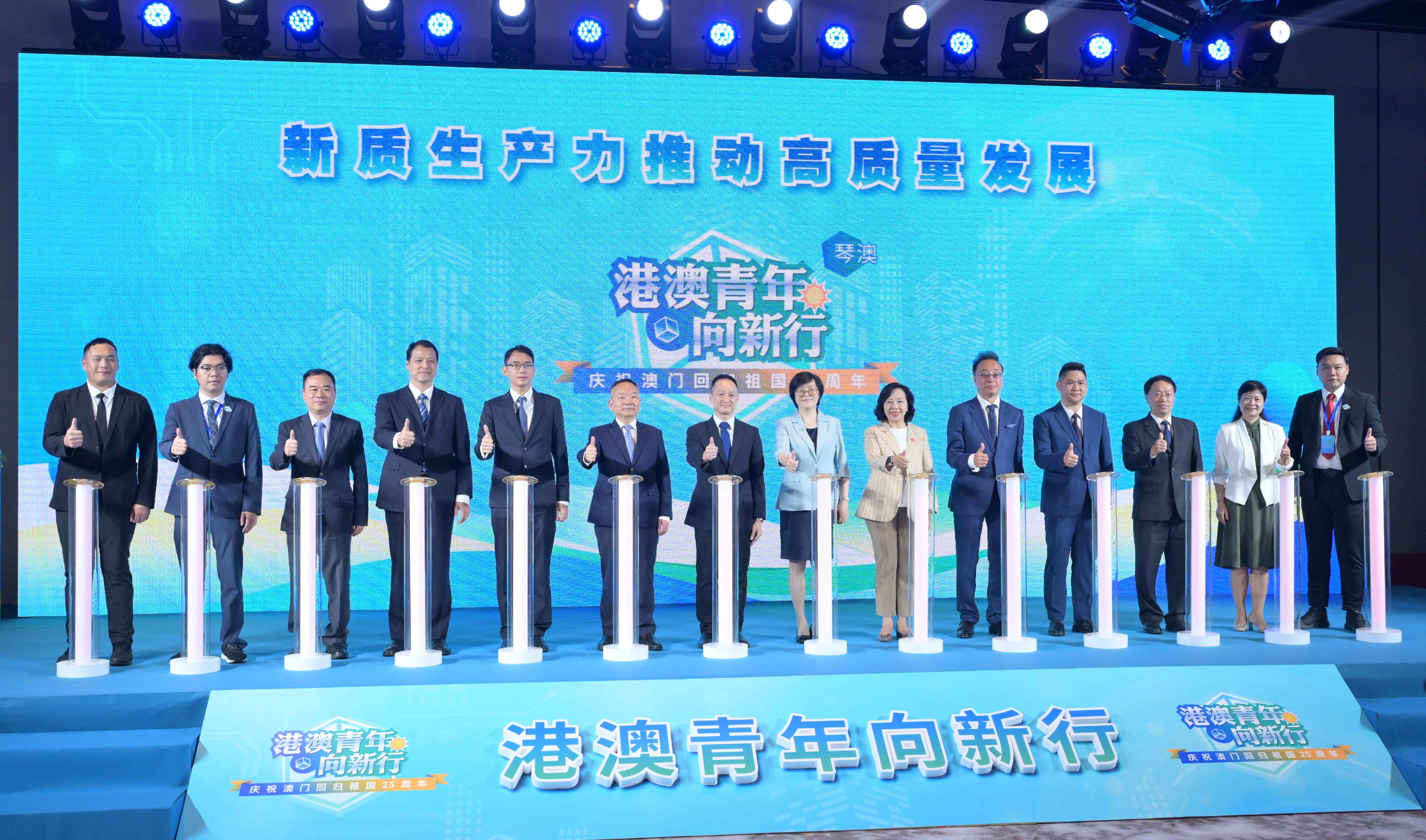 The Secretary for Home and Youth Affairs, Miss Alice Mak, attended the kick-off ceremony of an entrepreneurship event for Hong Kong and Macao youths in Hengqin, Zhuhai, this morning (September 23). Photo shows Miss Mak (sixth right), the Director General of the Hong Kong and Macao Affairs Office of the People's Government of Guangdong Province, Ms Chen Liwen (seventh right), and other guests at the ceremony.