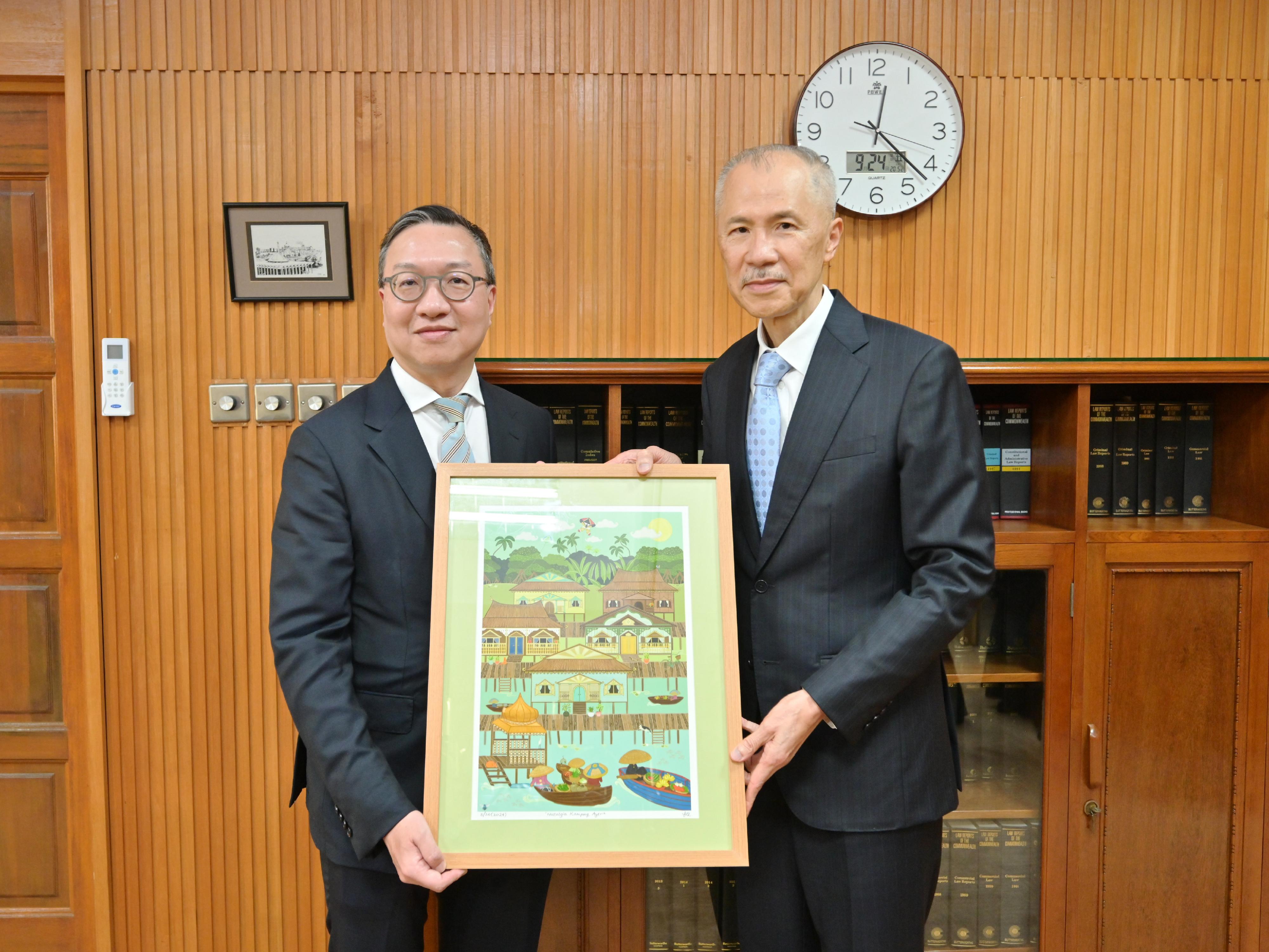 The Secretary for Justice, Mr Paul Lam, SC, commenced his visit programme to three countries (Brunei, Vietnam and Malaysia) of the Association of Southeast Asian Nations today (September 23) in Brunei. Photo shows Mr Lam (left) and the Chief Justice of the Supreme Court of Brunei Darussalam, Dato Seri Paduka Steven Chong Wan Oon (right), exchanging souvenirs after their meeting.