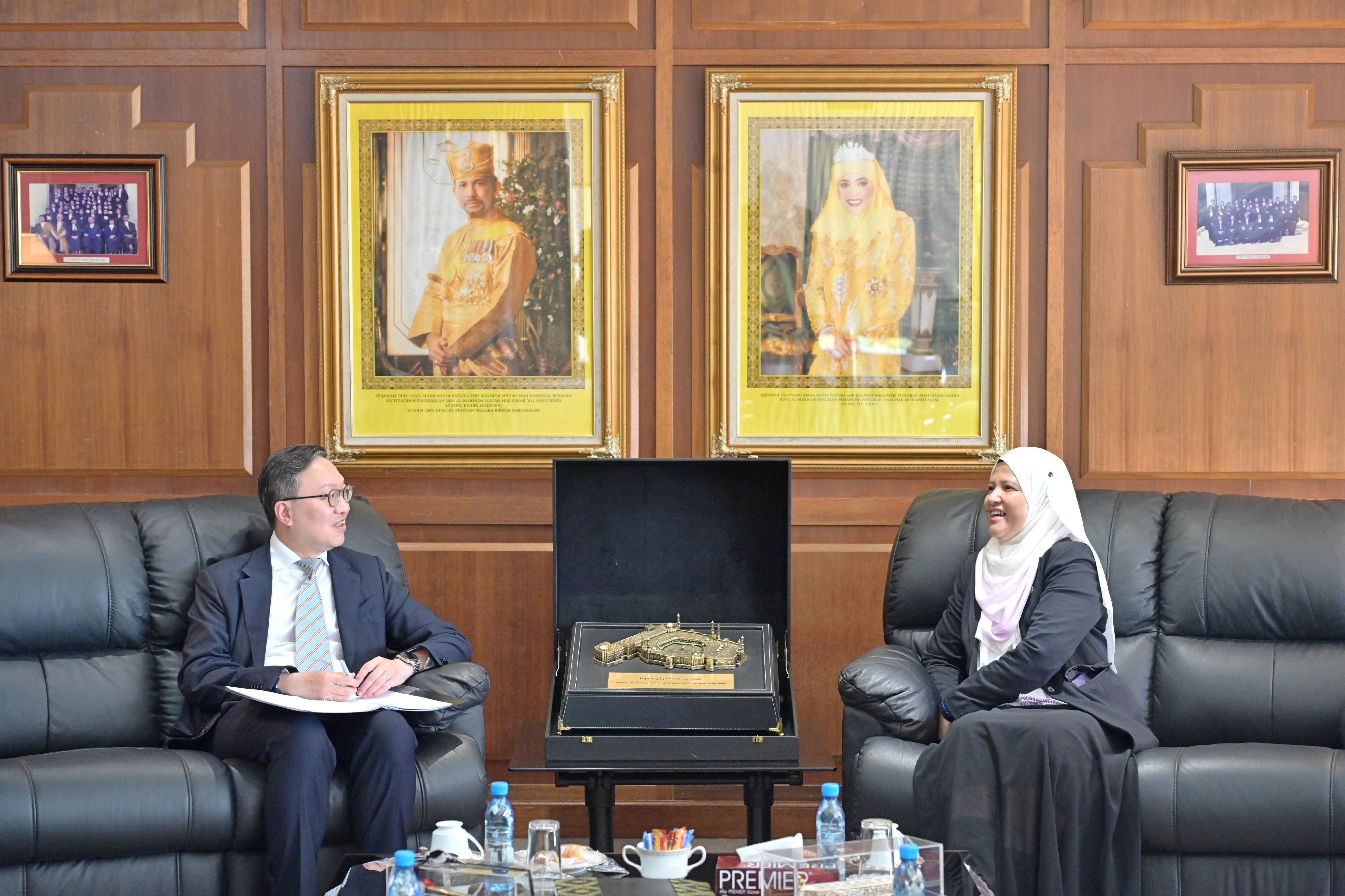 The Secretary for Justice, Mr Paul Lam, SC, commenced his visit programme to three countries (Brunei, Vietnam and Malaysia) of the Association of Southeast Asian Nations today (September 23) in Brunei. Photo shows Mr Lam (left) attending a meeting with the Attorney General of Brunei Darussalam, Datin Paduka Dayang Hajah Nor Hashimah binti Haji Mohammed Taib (right), to discuss issues of mutual interest.
