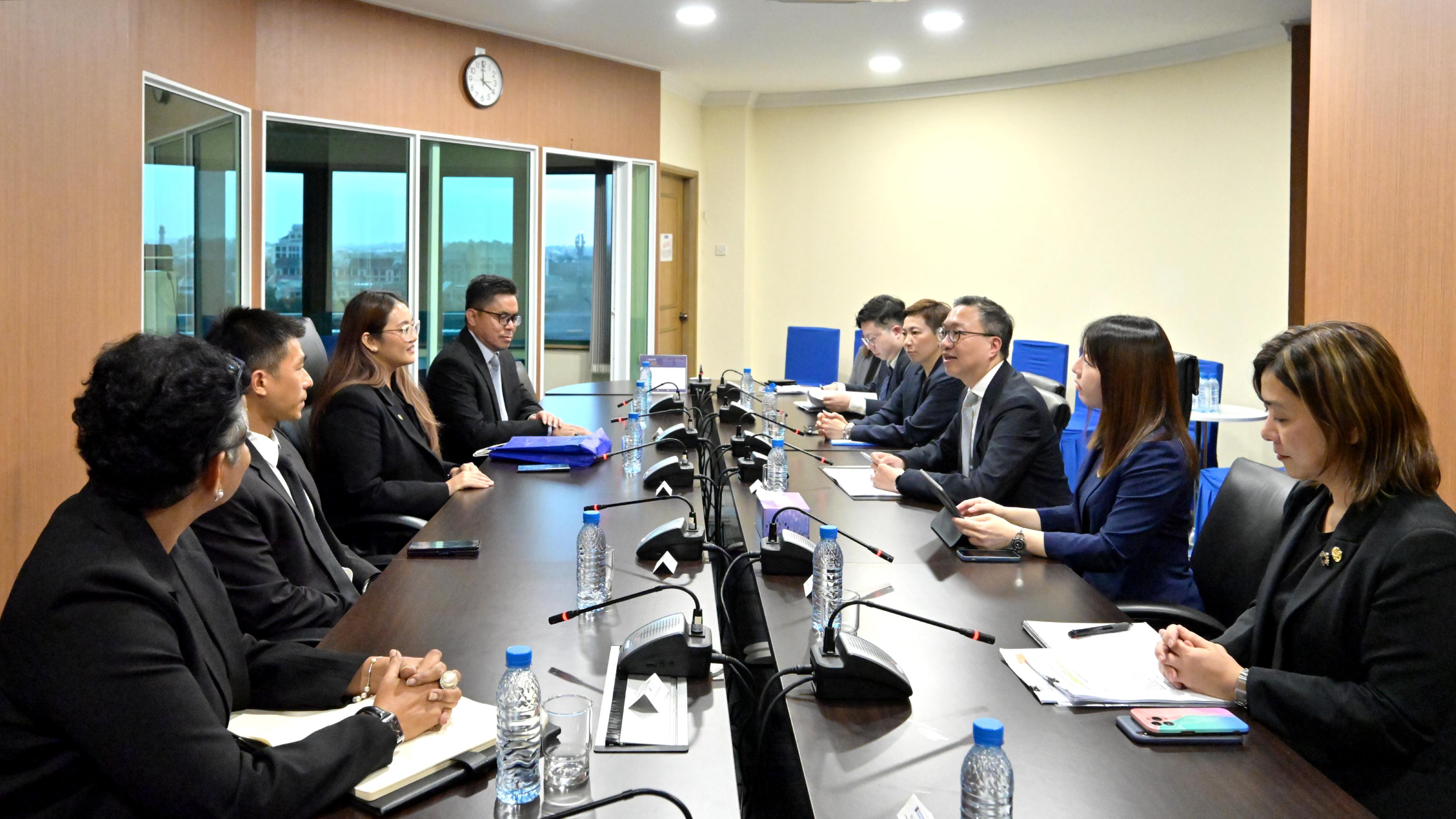 The Secretary for Justice, Mr Paul Lam, SC, commenced his visit programme to three countries (Brunei, Vietnam and Malaysia) of the Association of Southeast Asian Nations today (September 23) in Brunei. Photo shows Mr Lam (third right) meeting with the President of the Law Society of Brunei Darussalam, Ms Nur 'Azizah Ahmad (third left), to explore opportunities to foster legal collaboration and other exchange activities for the legal professions of the two places. 
