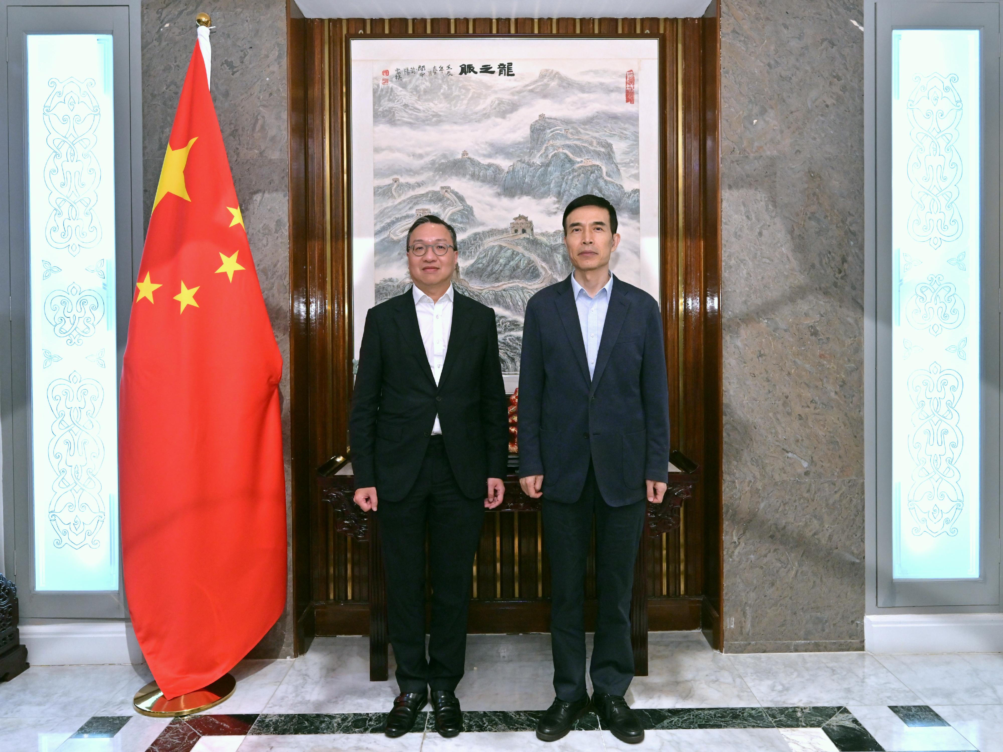 The Secretary for Justice, Mr Paul Lam, SC, commenced his visit programme to three countries (Brunei, Vietnam and Malaysia) of the Association of Southeast Asian Nations today (September 23) in Brunei. Photo shows Mr Lam (left) meeting with the Ambassador Extraordinary and Plenipotentiary of the People's Republic of China to Brunei Darussalam, Mr Xiao Jianguo (right).
