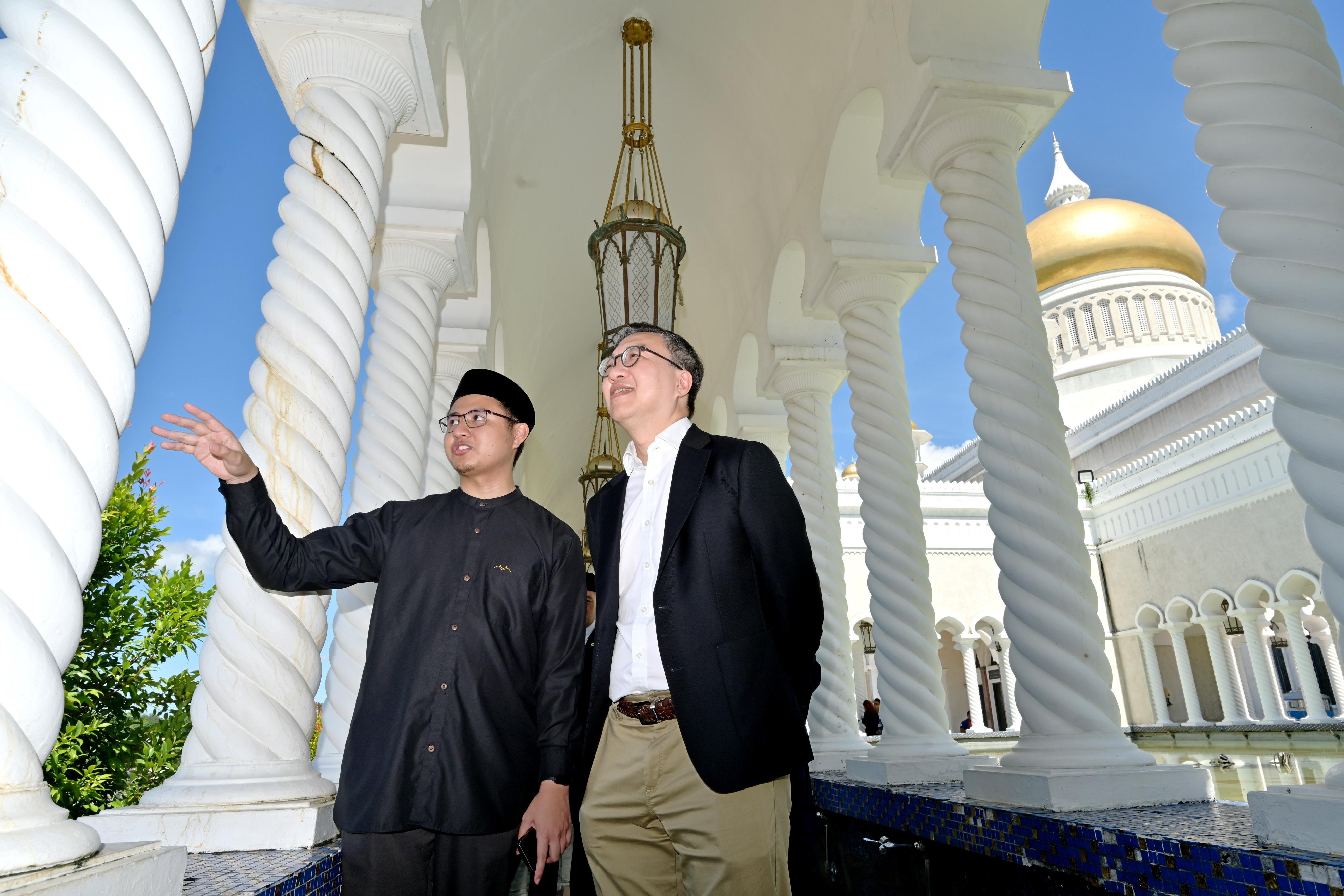 The Secretary for Justice, Mr Paul Lam, SC, commenced his visit programme to three countries (Brunei, Vietnam and Malaysia) of the Association of Southeast Asian Nations in Brunei. Photo shows Mr Lam (right) visiting the Sultan Omar Ali Saifuddien mosque in the morning on September 24.
