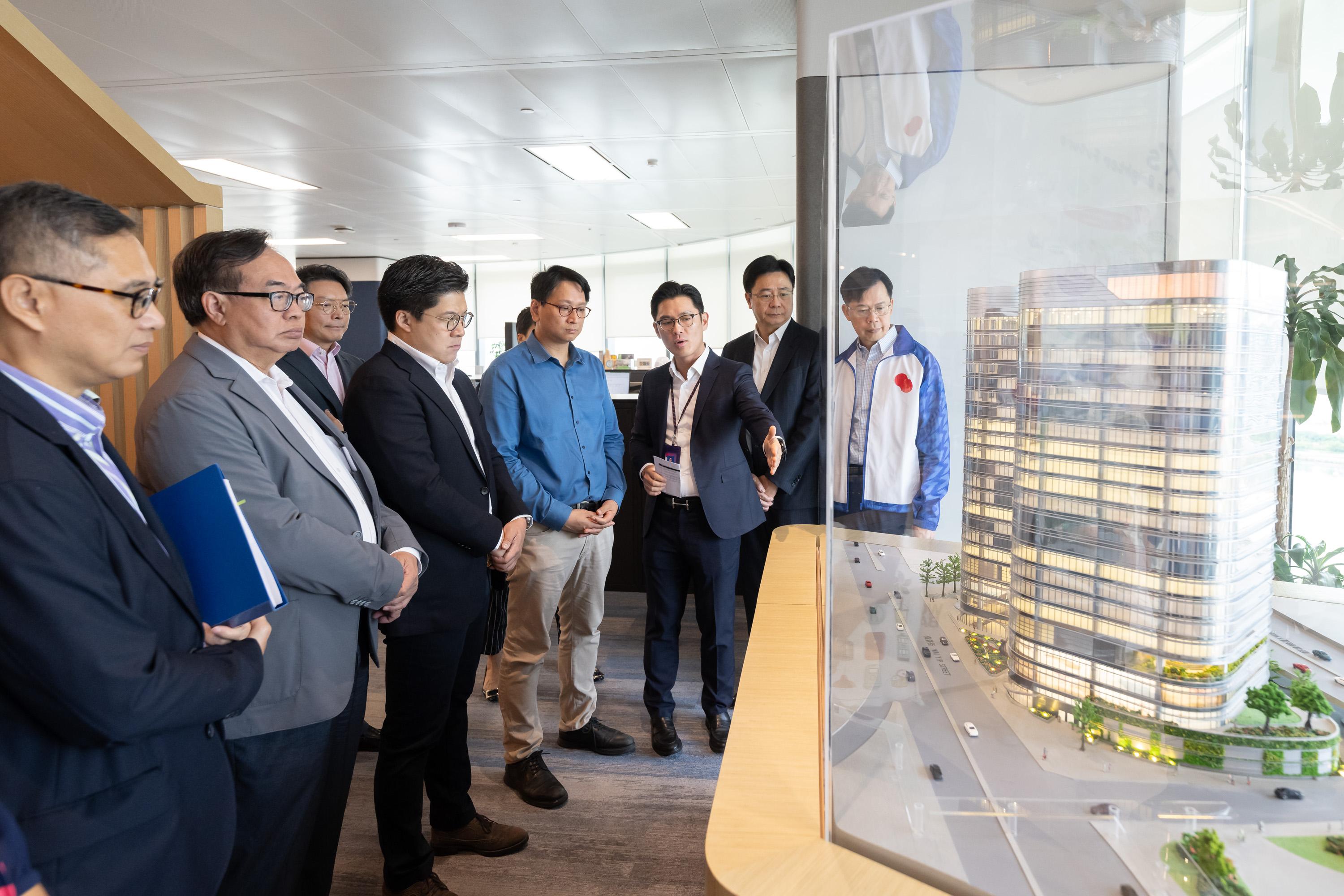 The Legislative Council Subcommittee on Policy Issues Relating to Strengthening and Promoting the Development of Kowloon East as the Second Central Business District visits the core infrastructure facilities in Kowloon East today (September 23). Photo shows Members exploring the innovative green features at the Quayside.