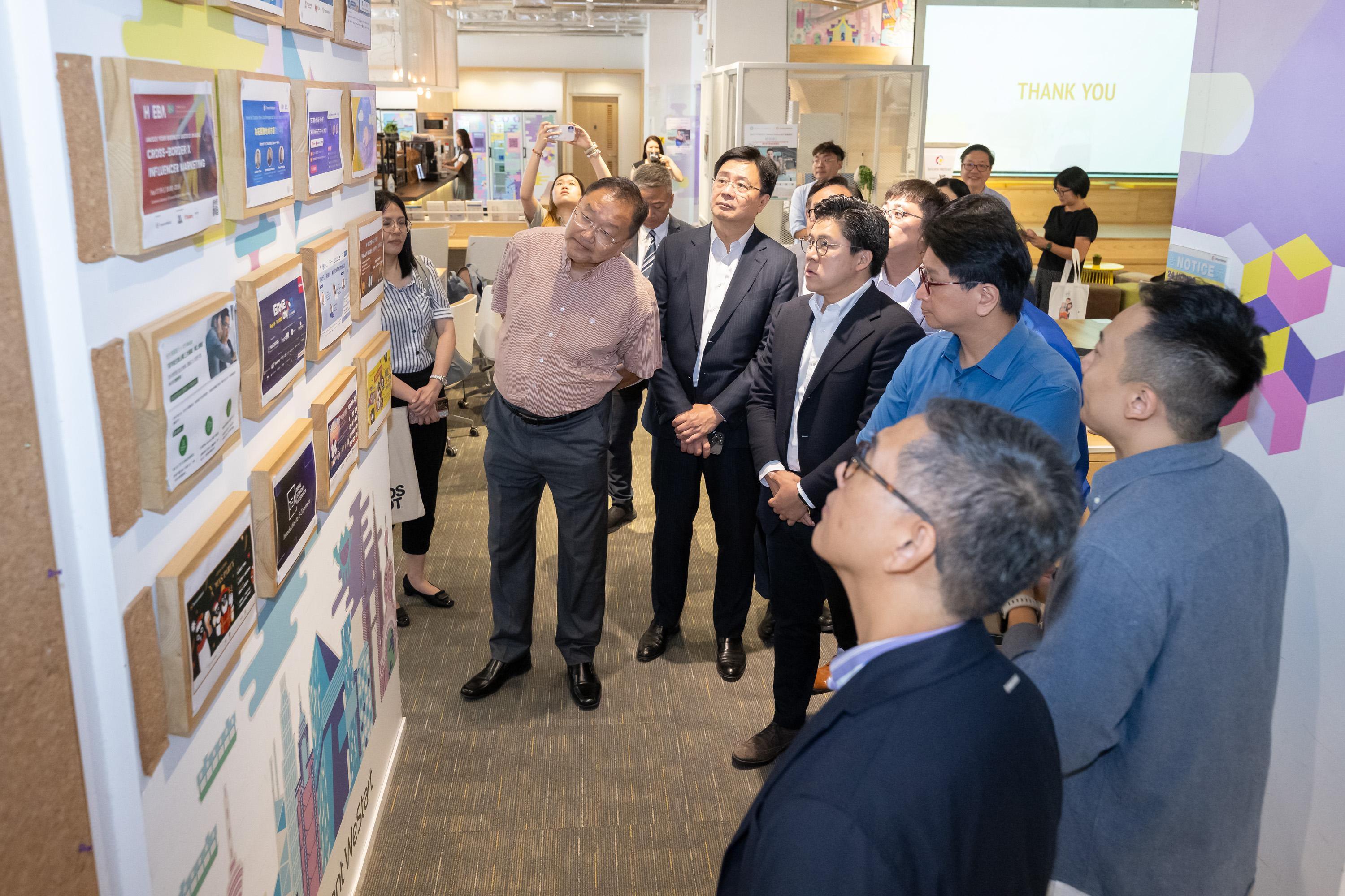 The Legislative Council Subcommittee on Policy Issues Relating to Strengthening and Promoting the Development of Kowloon East as the Second Central Business District (the Subcommittee) visits the core infrastructure facilities in Kowloon East today (September 23). Photo shows the Subcommittee visiting Tencent WeStart.
