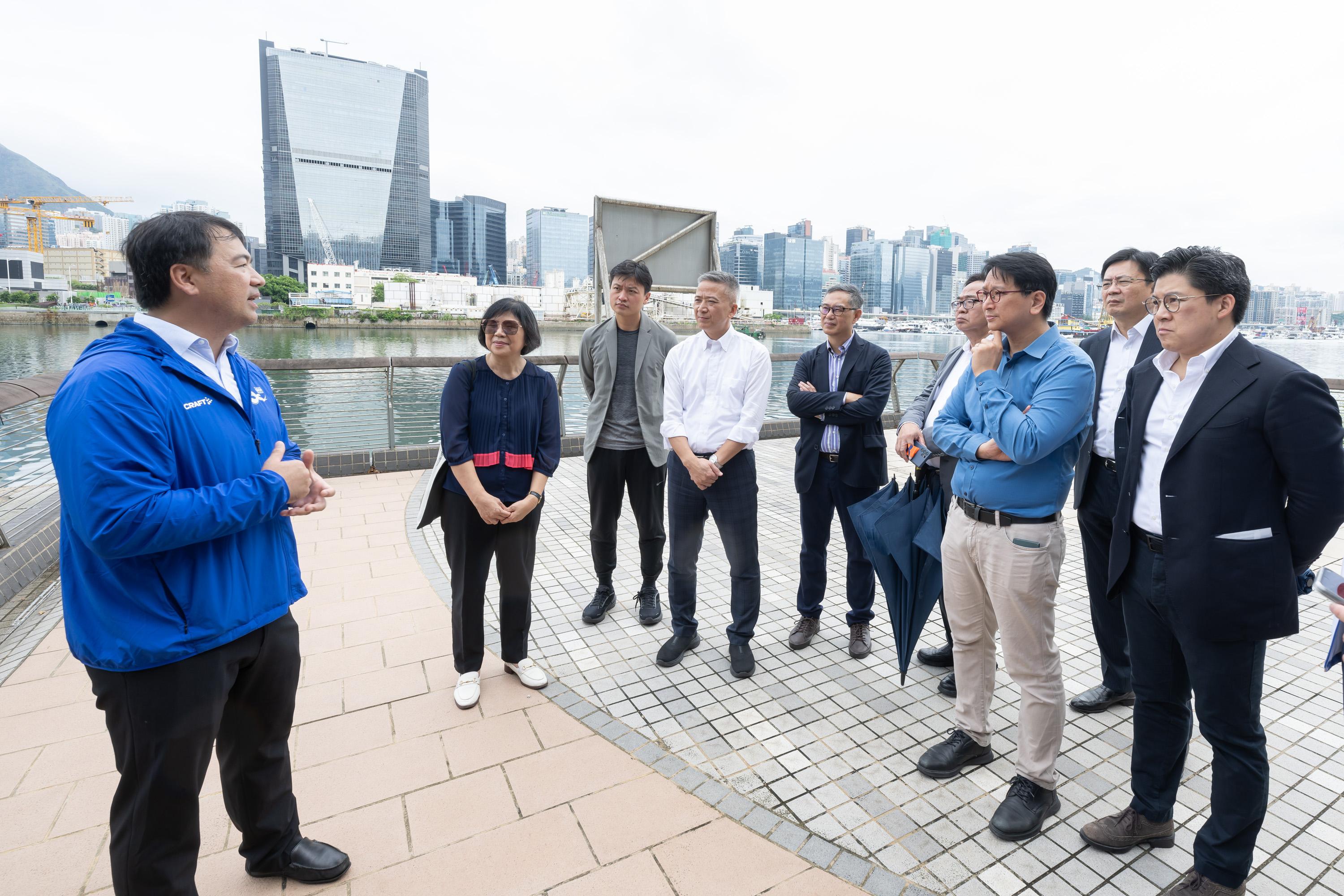 The Legislative Council Subcommittee on Policy Issues Relating to Strengthening and Promoting the Development of Kowloon East as the Second Central Business District (the Subcommittee) visits the core infrastructure facilities in Kowloon East today (September 23). Photo shows the Subcommittee visiting Kai Tak Promenade.
